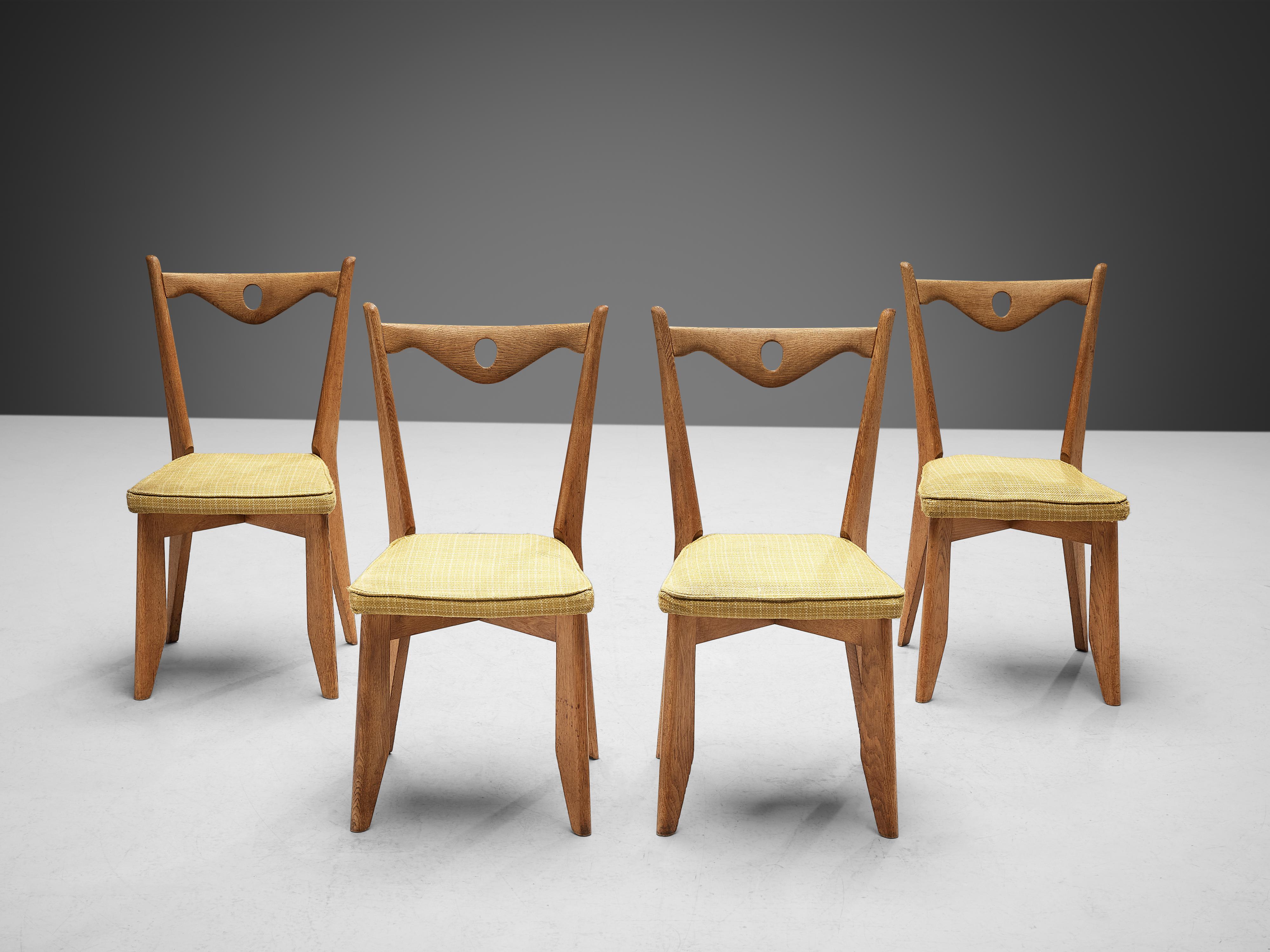 Mid-Century Modern Guillerme & Chambron ensemble de quatre chaises Thibault en chêne et laine jaune en vente
