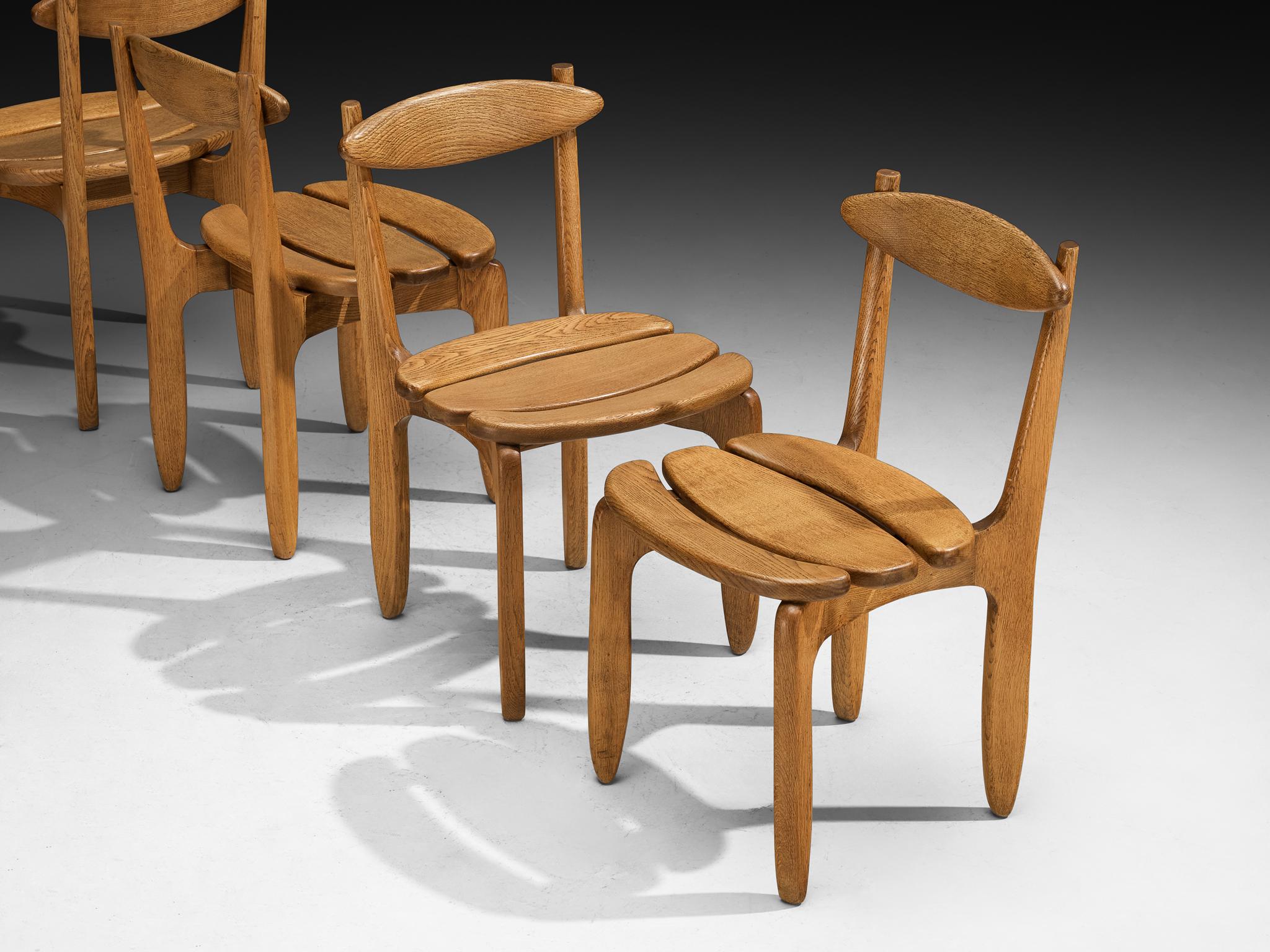 Mid-Century moderno Guillerme & Chambron Set of Four 'Thierry' Dining Chairs in Oak in vendita