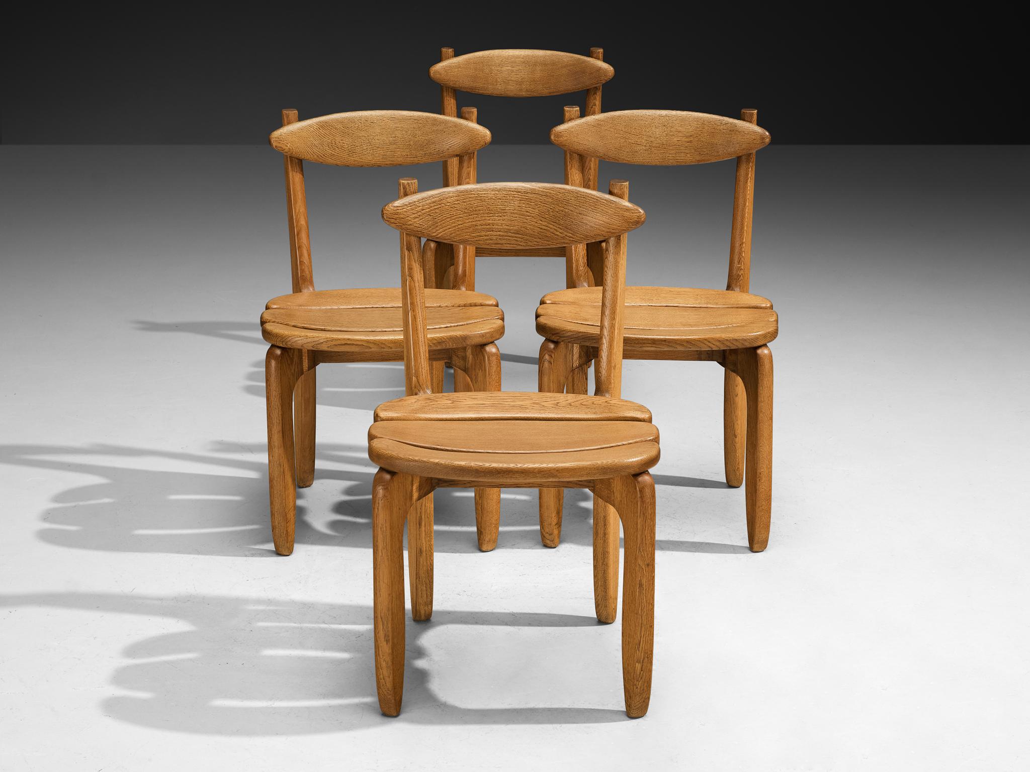 Guillerme & Chambron Set of Four 'Thierry' Dining Chairs in Oak In condizioni buone in vendita a Waalwijk, NL