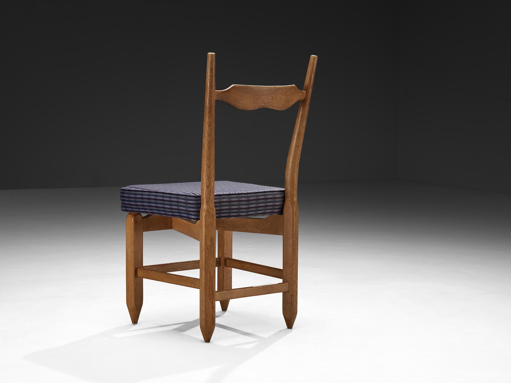 Tessuto Guillerme & Chambron Set di sei sedie da pranzo 'Charles' in Oak massiccio in vendita