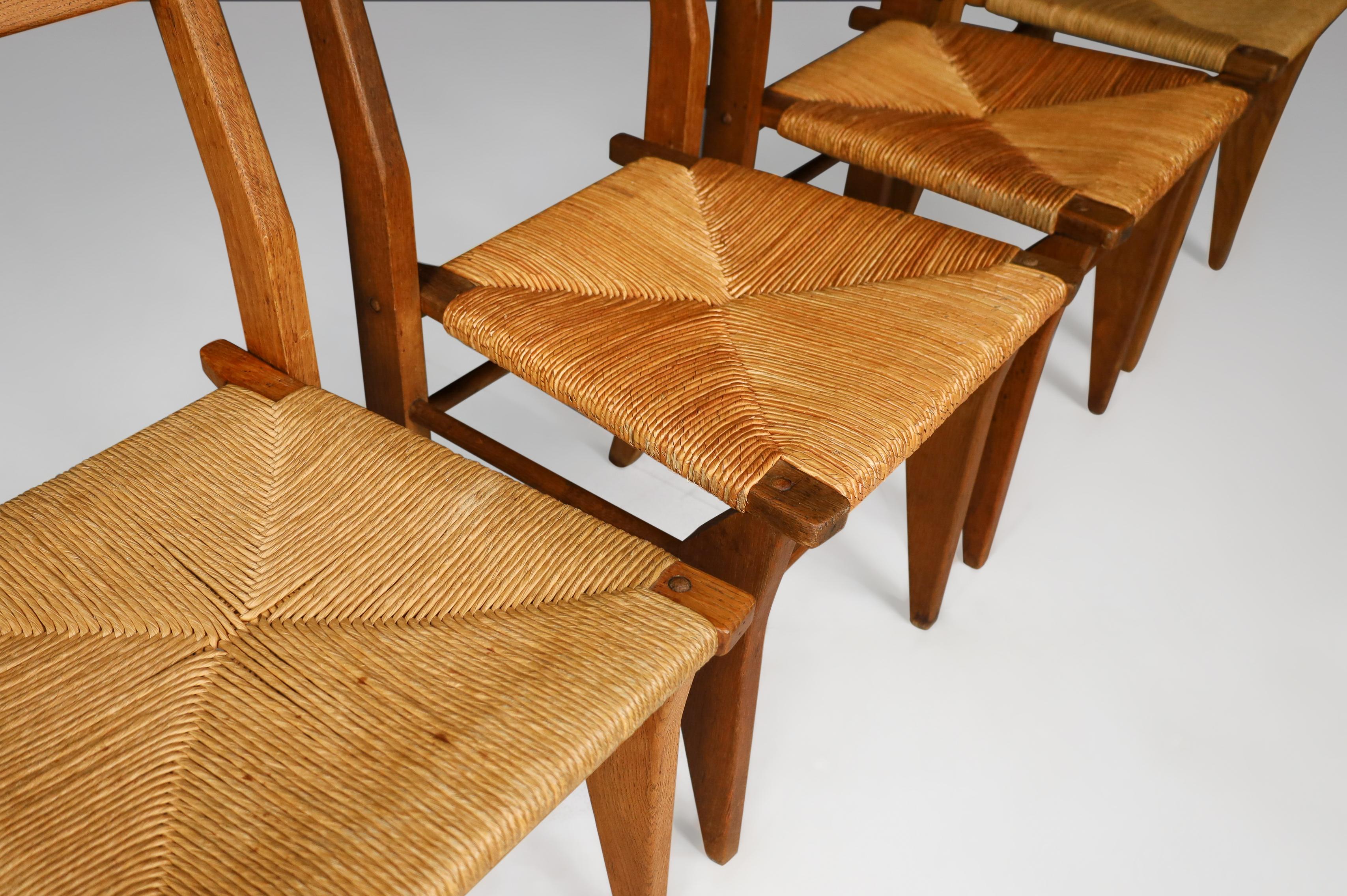 Guillerme & Chambron, ensemble de six chaises de salle à manger en chêne et jonc, France, années 1960    en vente 4