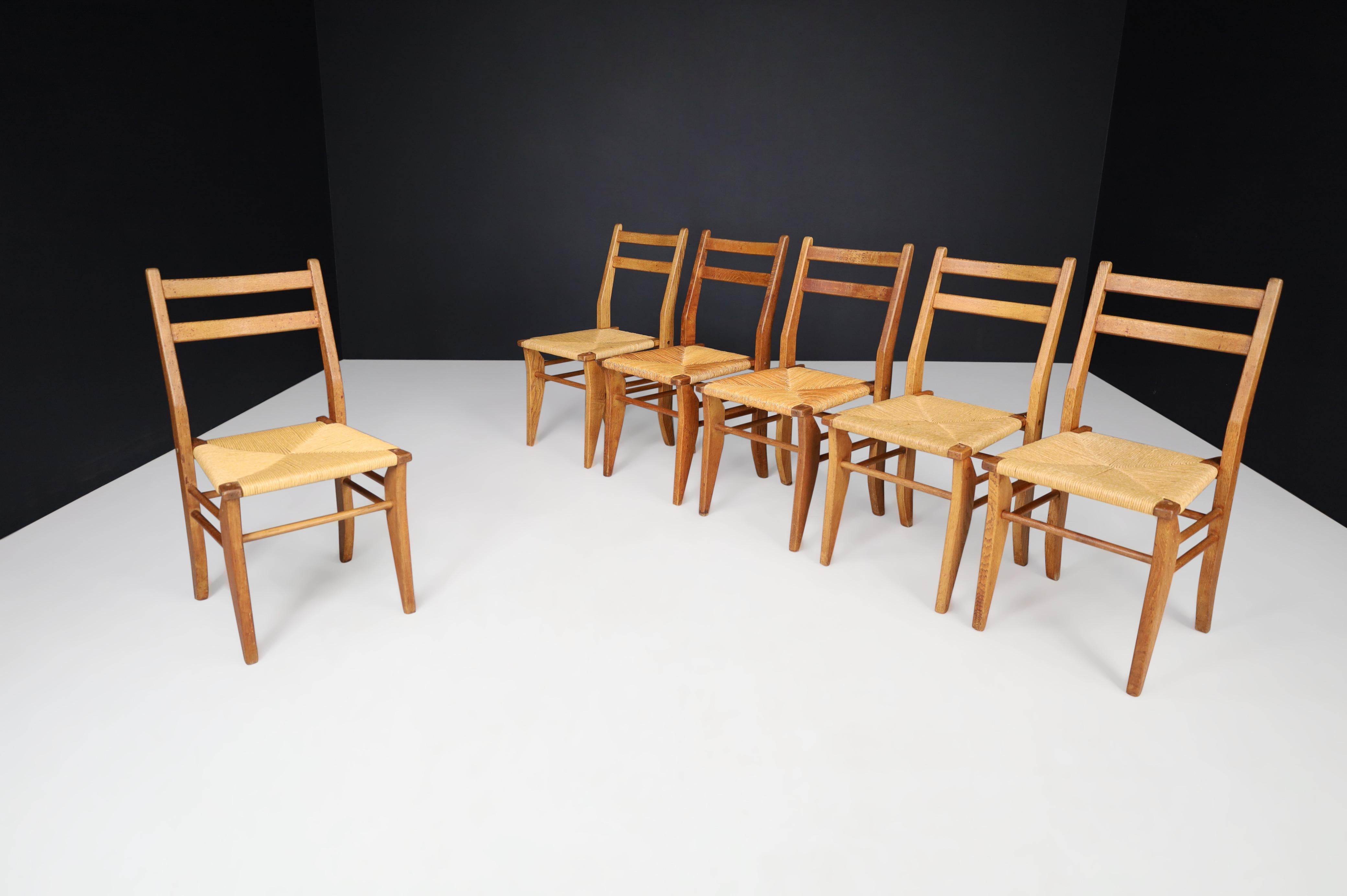 Guillerme & Chambron, ensemble de six chaises de salle à manger en chêne et jonc, France, années 1960    en vente 7