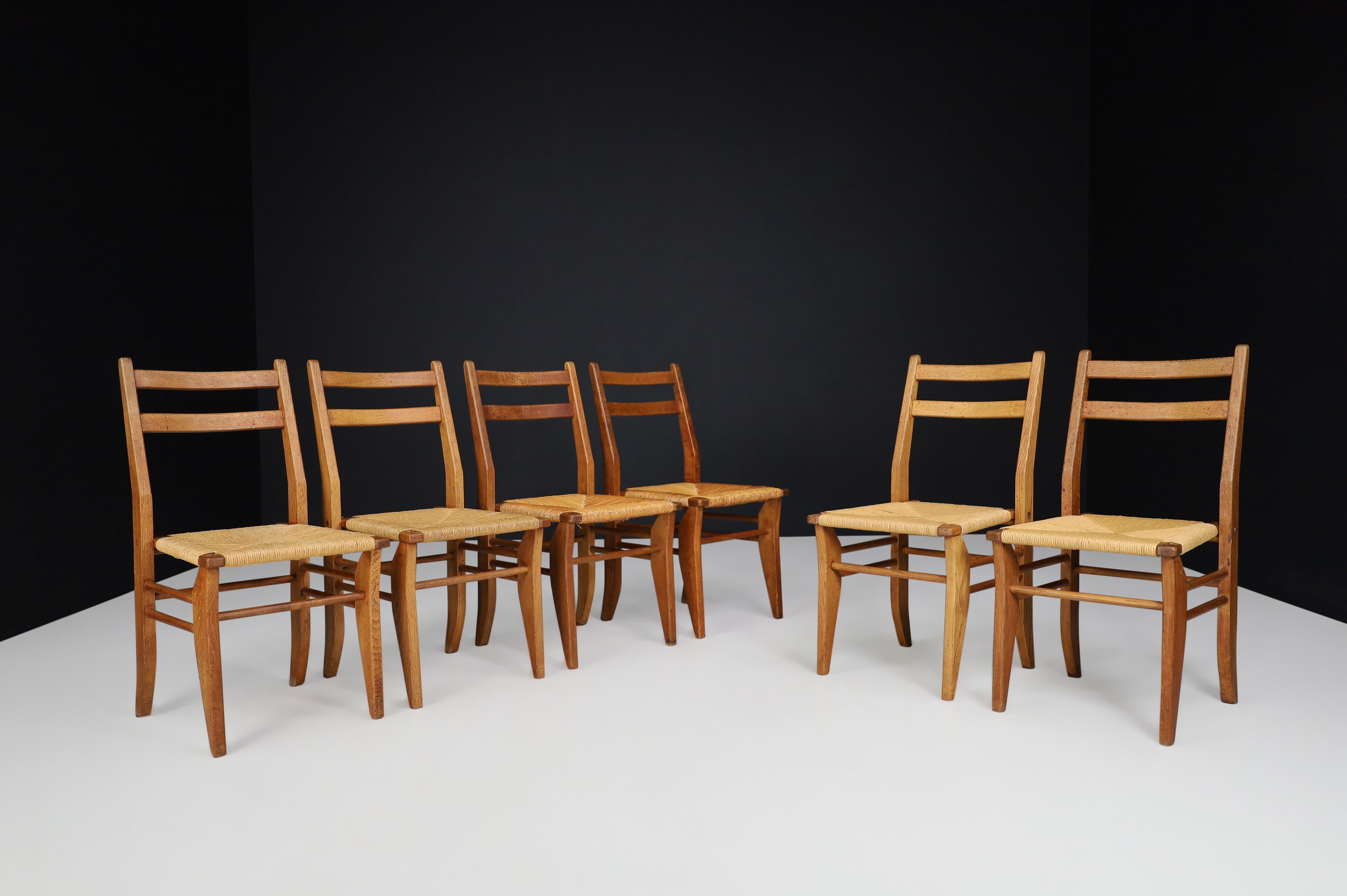 Mid-Century Modern Guillerme & Chambron, ensemble de six chaises de salle à manger en chêne et jonc, France, années 1960    en vente
