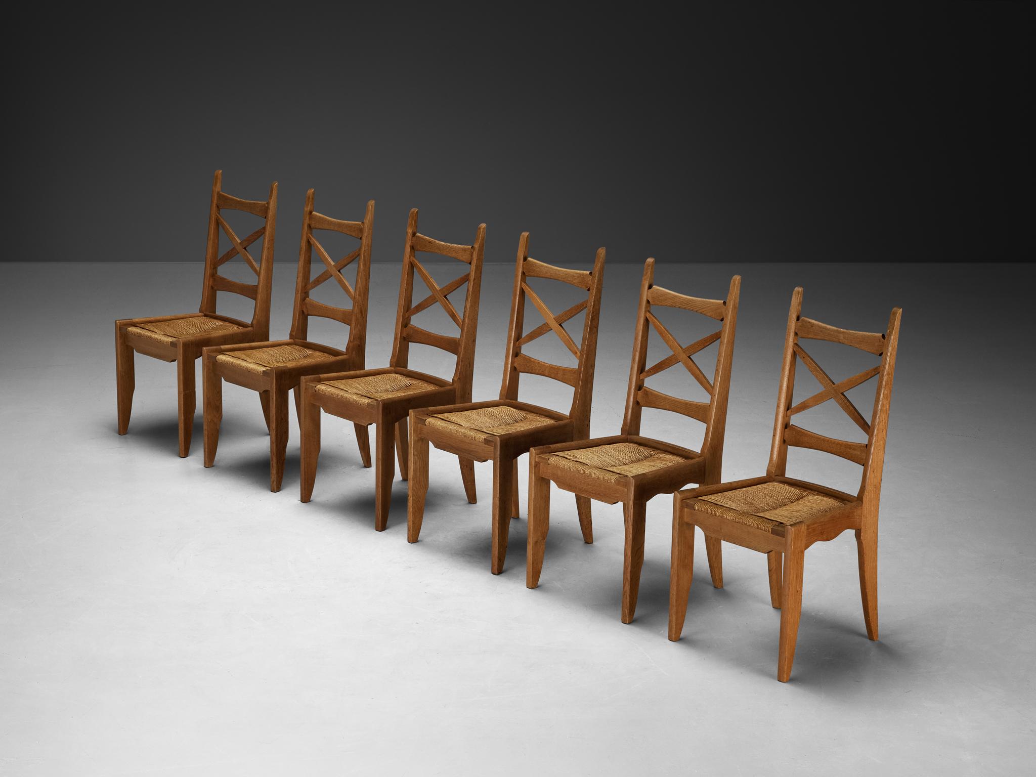 Guillerme & Chambron pour Votre Maison, ensemble de six chaises de salle à manger, chêne massif, paille, France, années 1950.

Ces élégantes chaises de salle à manger des designers français Guillerme et Chambron témoignent de leur engagement en
