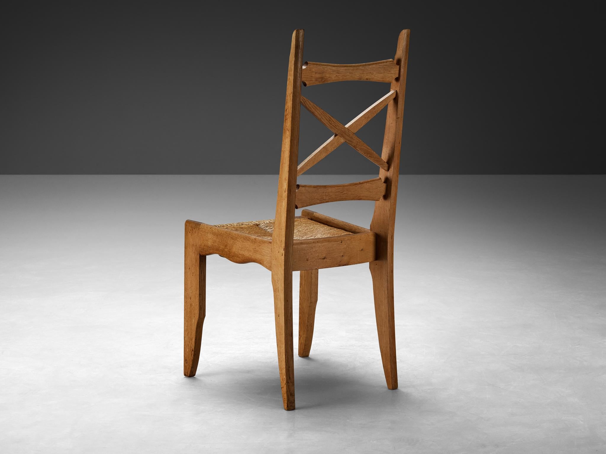 Mid-Century Modern Guillerme & Chambron ensemble de six chaises de salle à manger en chêne et paille en vente