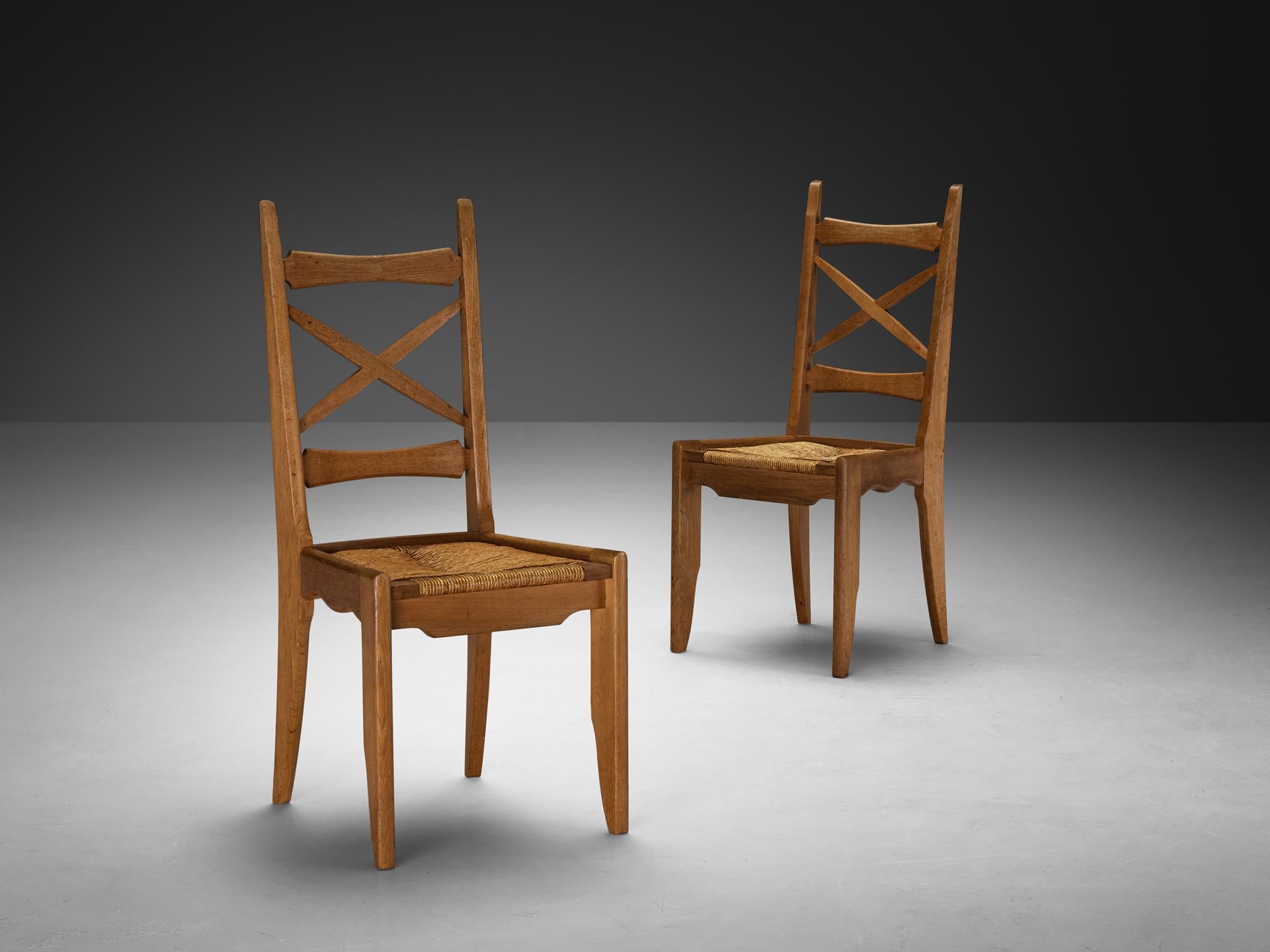 Français Guillerme & Chambron ensemble de six chaises de salle à manger en chêne et paille en vente