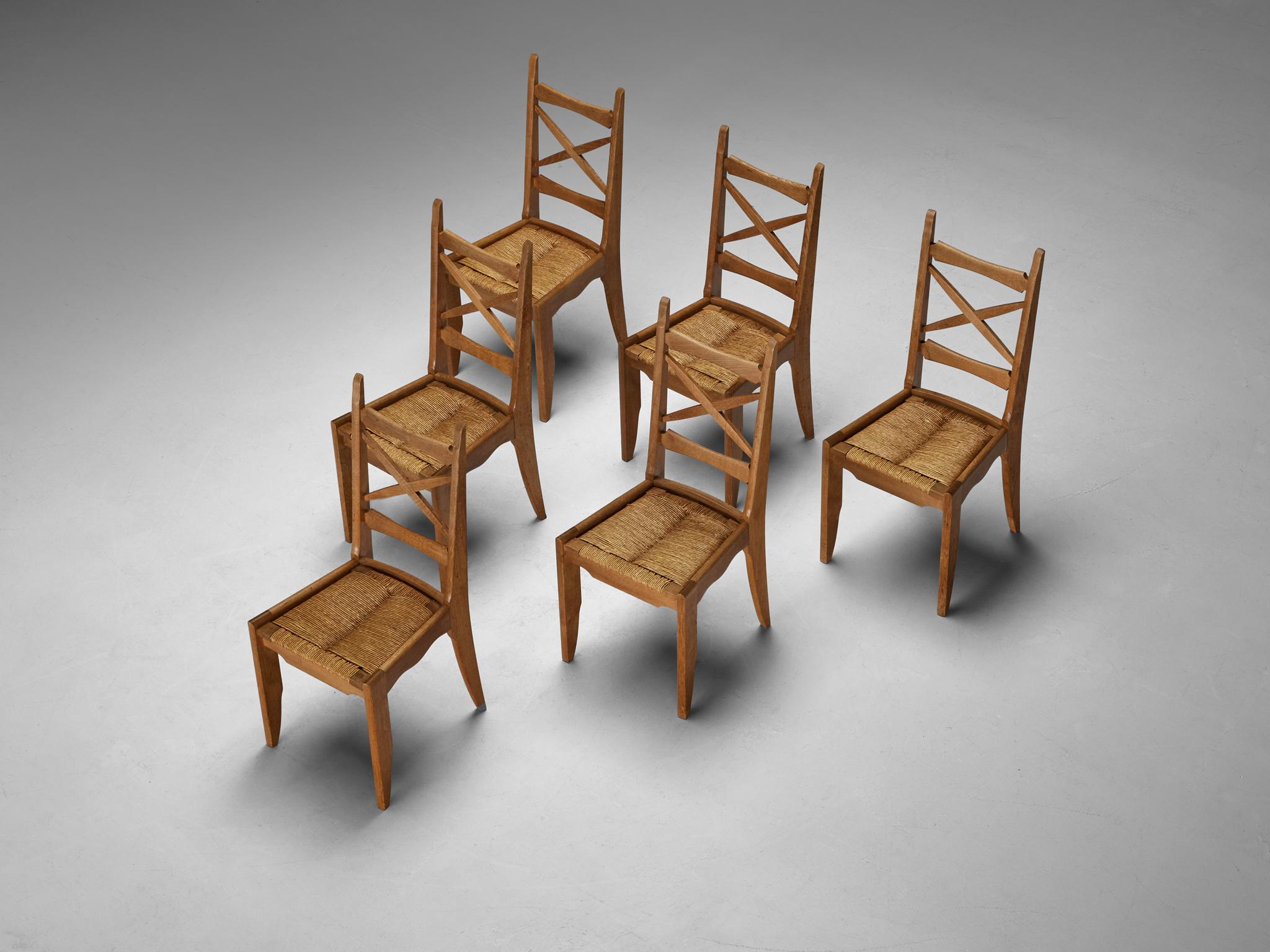 Guillerme & Chambron ensemble de six chaises de salle à manger en chêne et paille Bon état - En vente à Waalwijk, NL