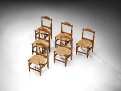 Guillerme & Chambron Ensemble de six chaises de salle à manger en chêne massif et jonc