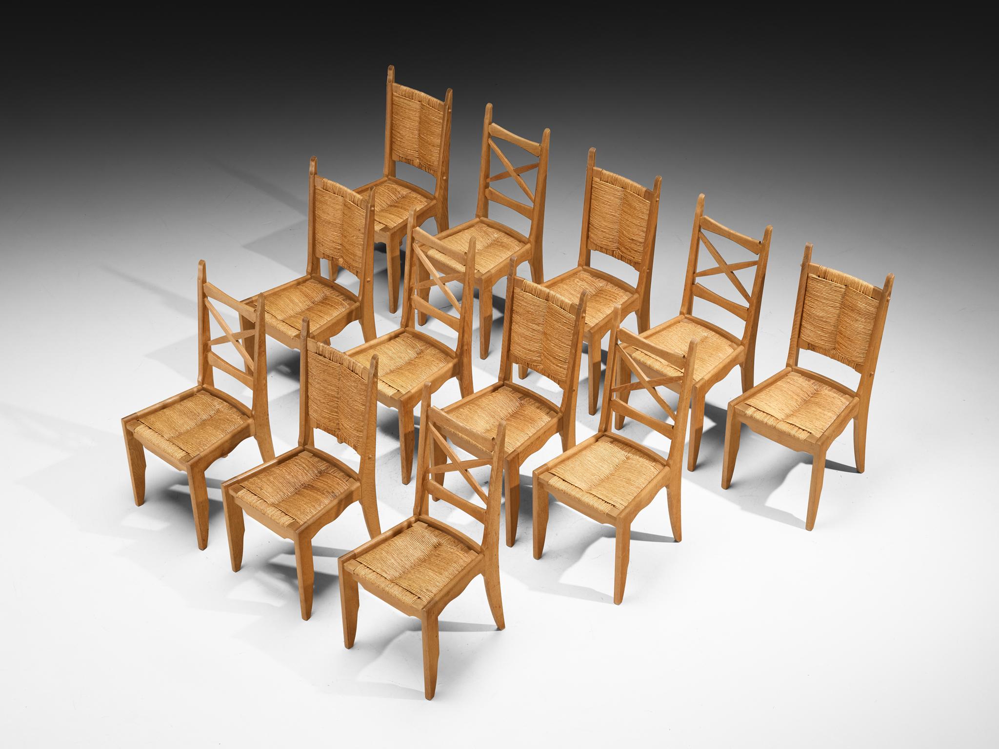 Guillerme & Chambron per Votre Maison, set di dodici sedie da pranzo, rovere massiccio, paglia, Francia, anni '50

Queste eleganti sedie da pranzo dei designer francesi Guillerme et Chambron mostrano il loro impegno per l'artigianato, la semplicità