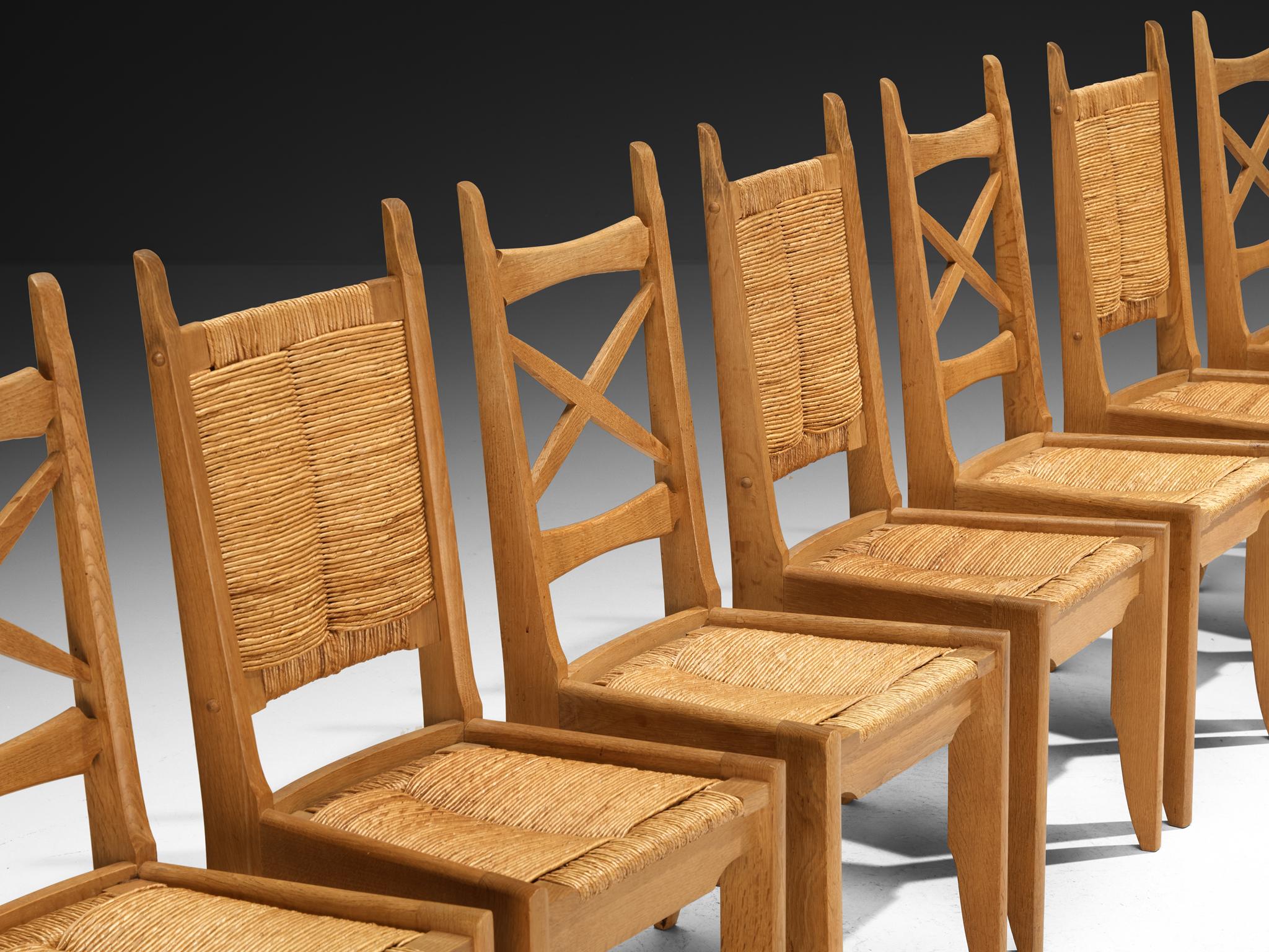 Mid-Century moderno Set di dodici sedie da pranzo Guillerme & Chambron in Oak e paglia in vendita