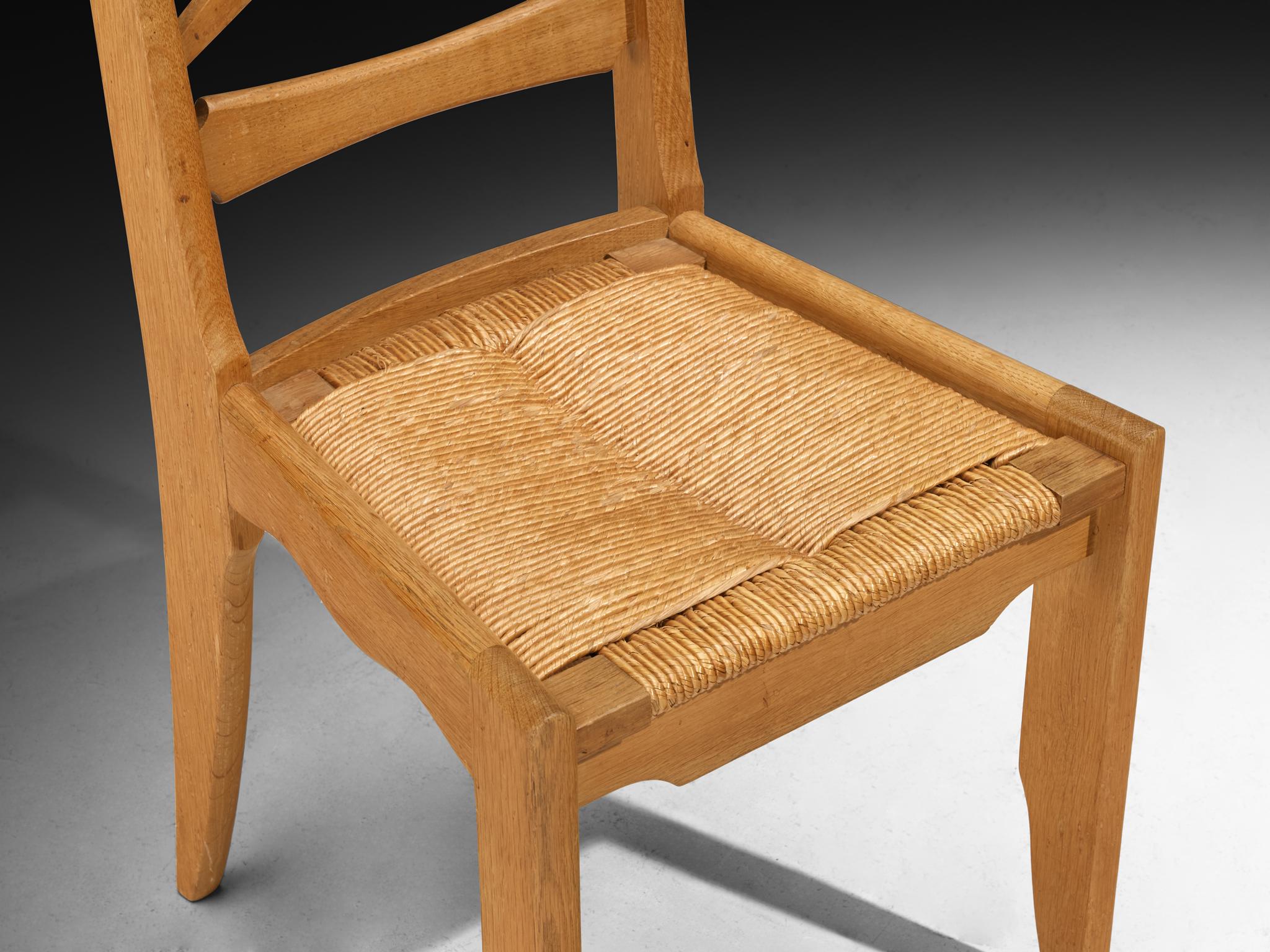 Francese Set di dodici sedie da pranzo Guillerme & Chambron in Oak e paglia in vendita