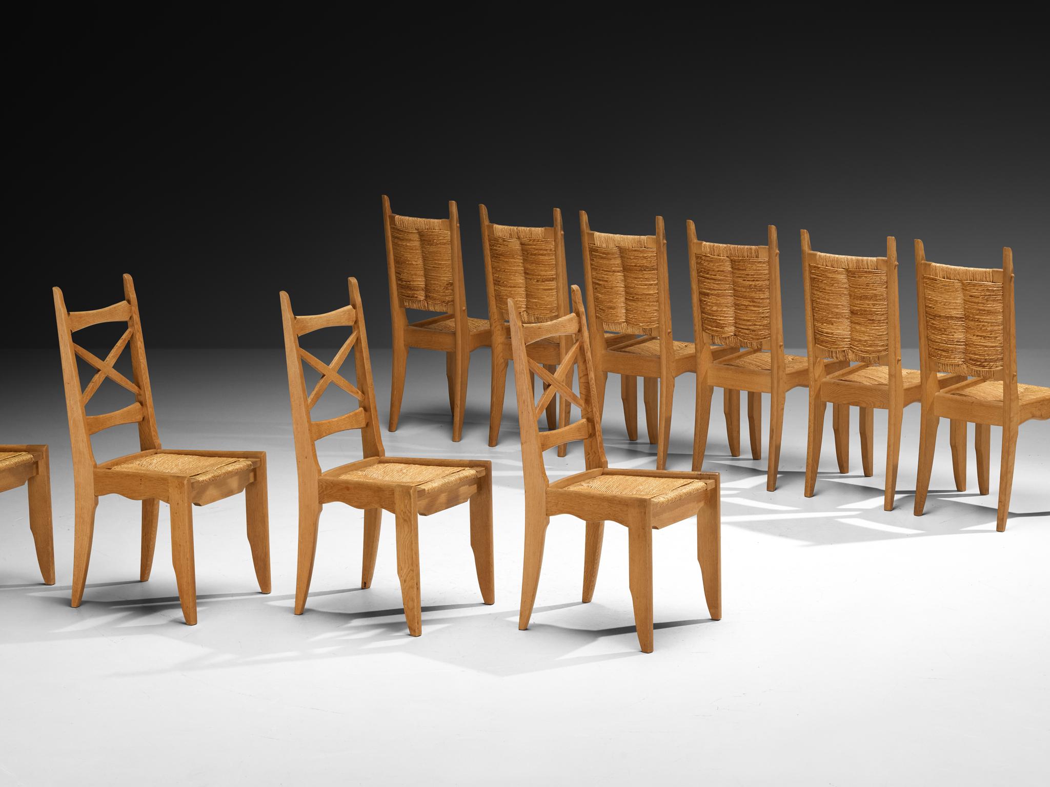 Metà XX secolo Set di dodici sedie da pranzo Guillerme & Chambron in Oak e paglia in vendita