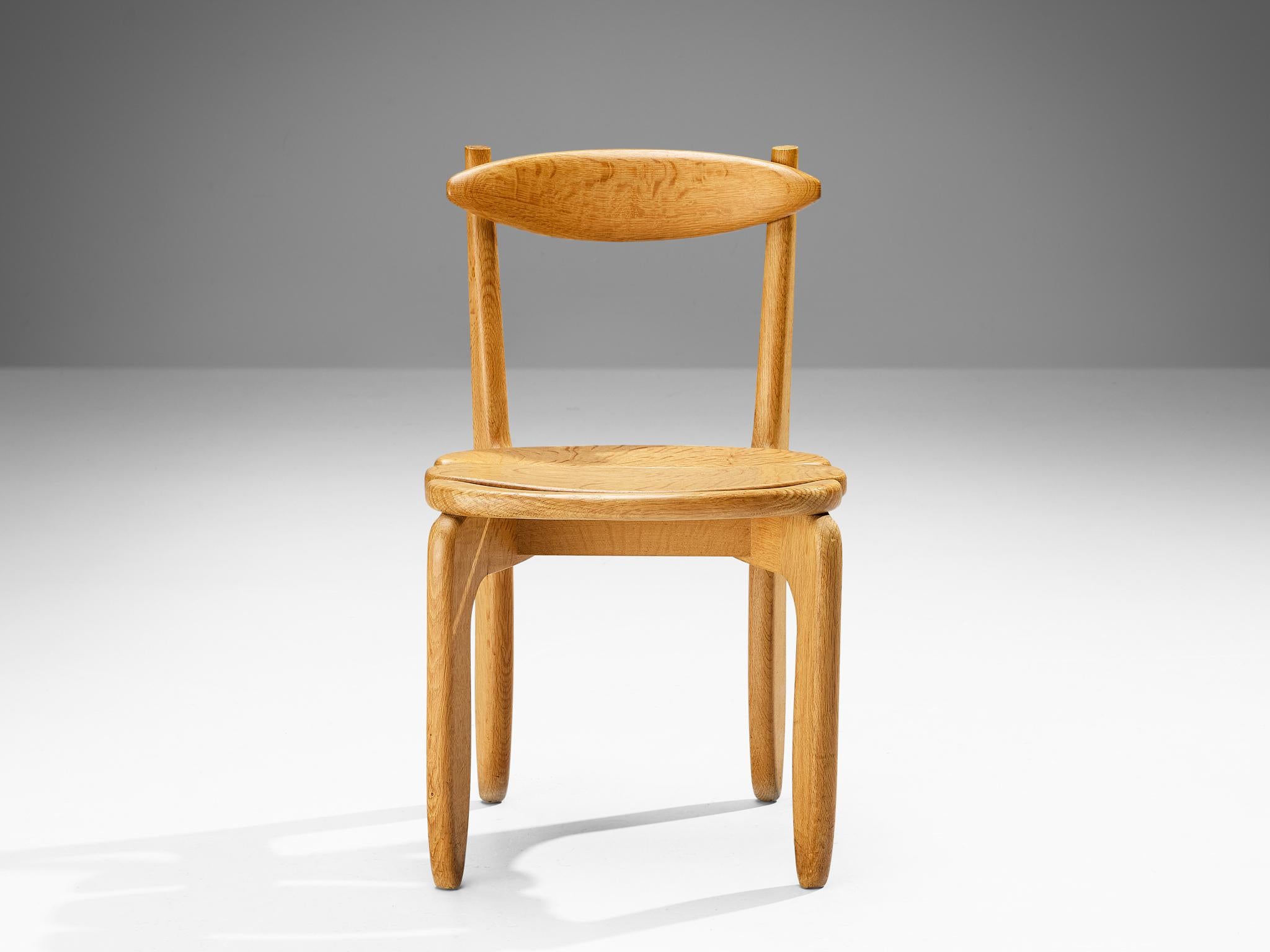 Guillerme & Chambron - Ensemble de douze chaises de salle à manger en chêne massif en vente 2