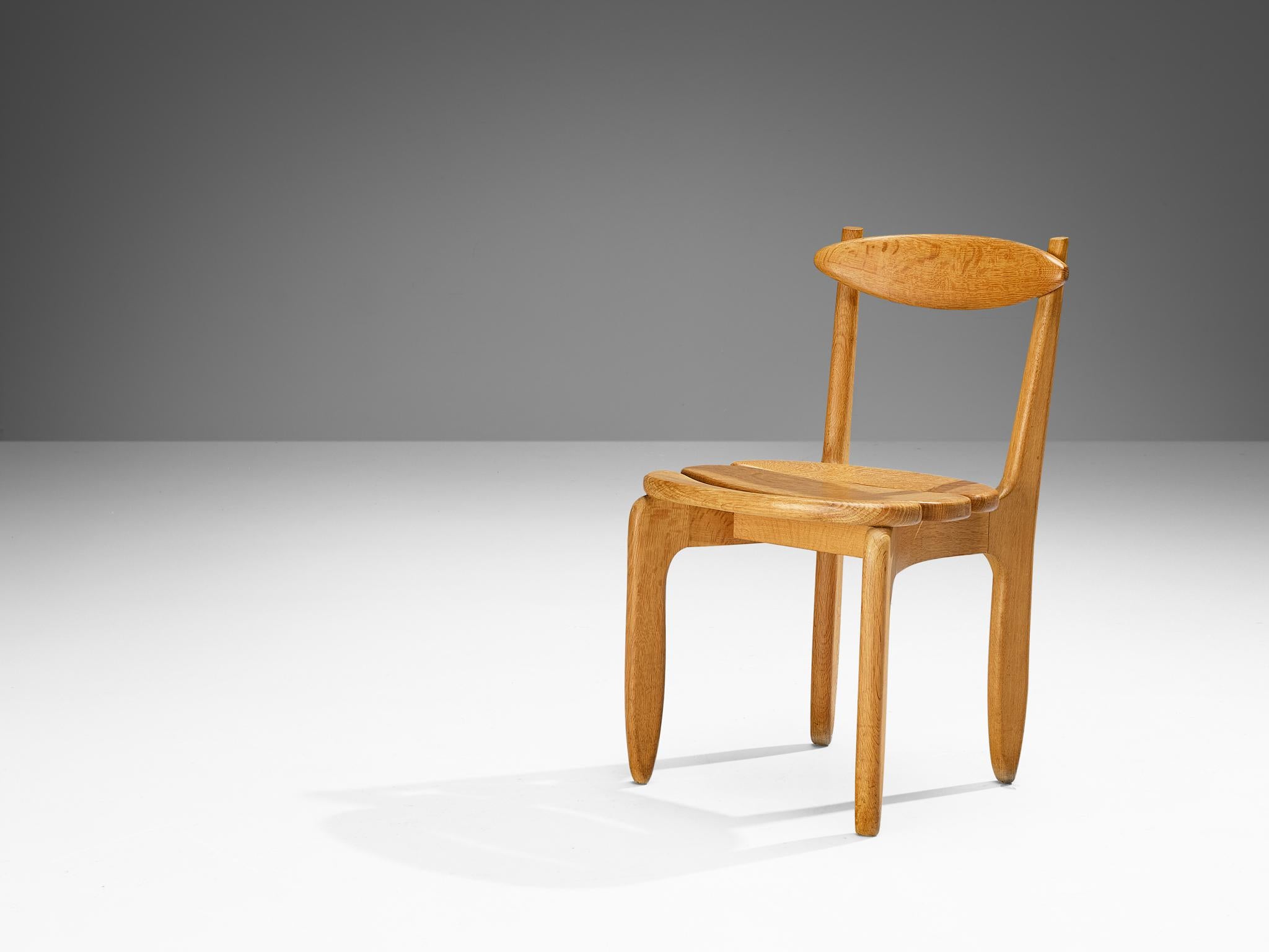 Guillerme & Chambron - Ensemble de douze chaises de salle à manger en chêne massif en vente 3