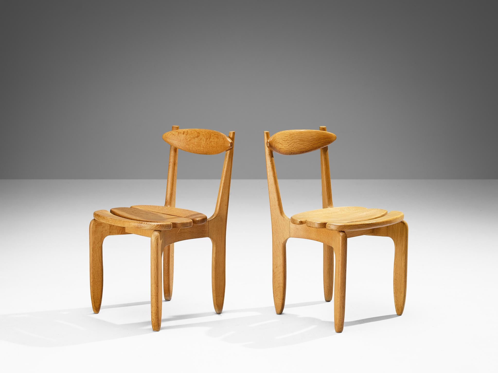 Mid-Century Modern Guillerme & Chambron - Ensemble de douze chaises de salle à manger en chêne massif en vente