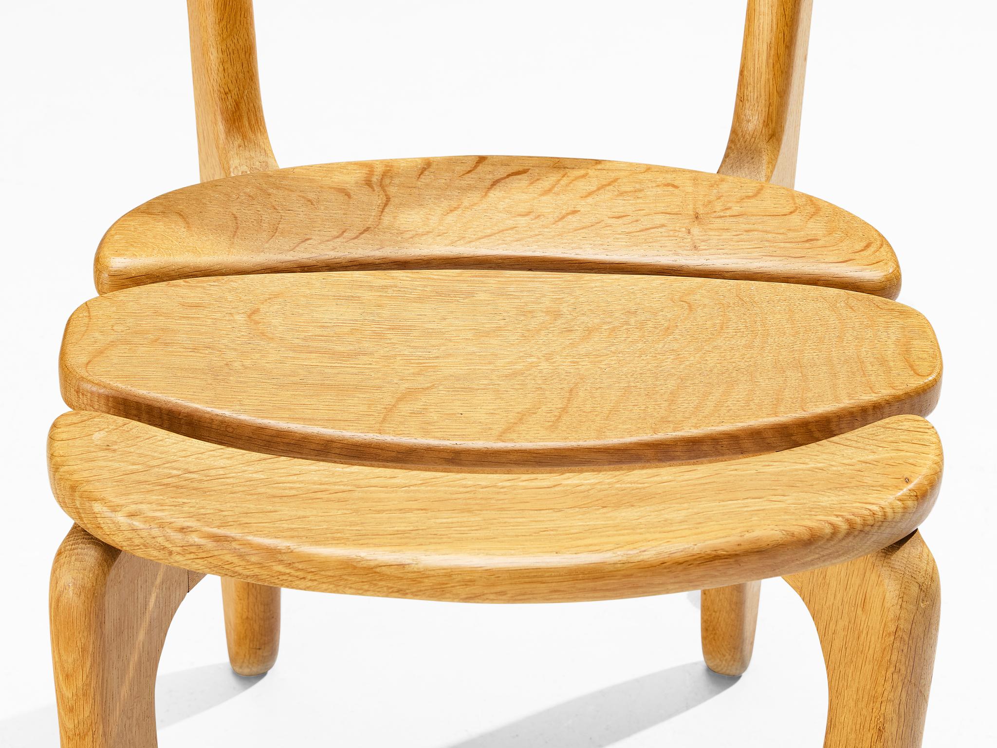 Français Guillerme & Chambron - Ensemble de douze chaises de salle à manger en chêne massif en vente