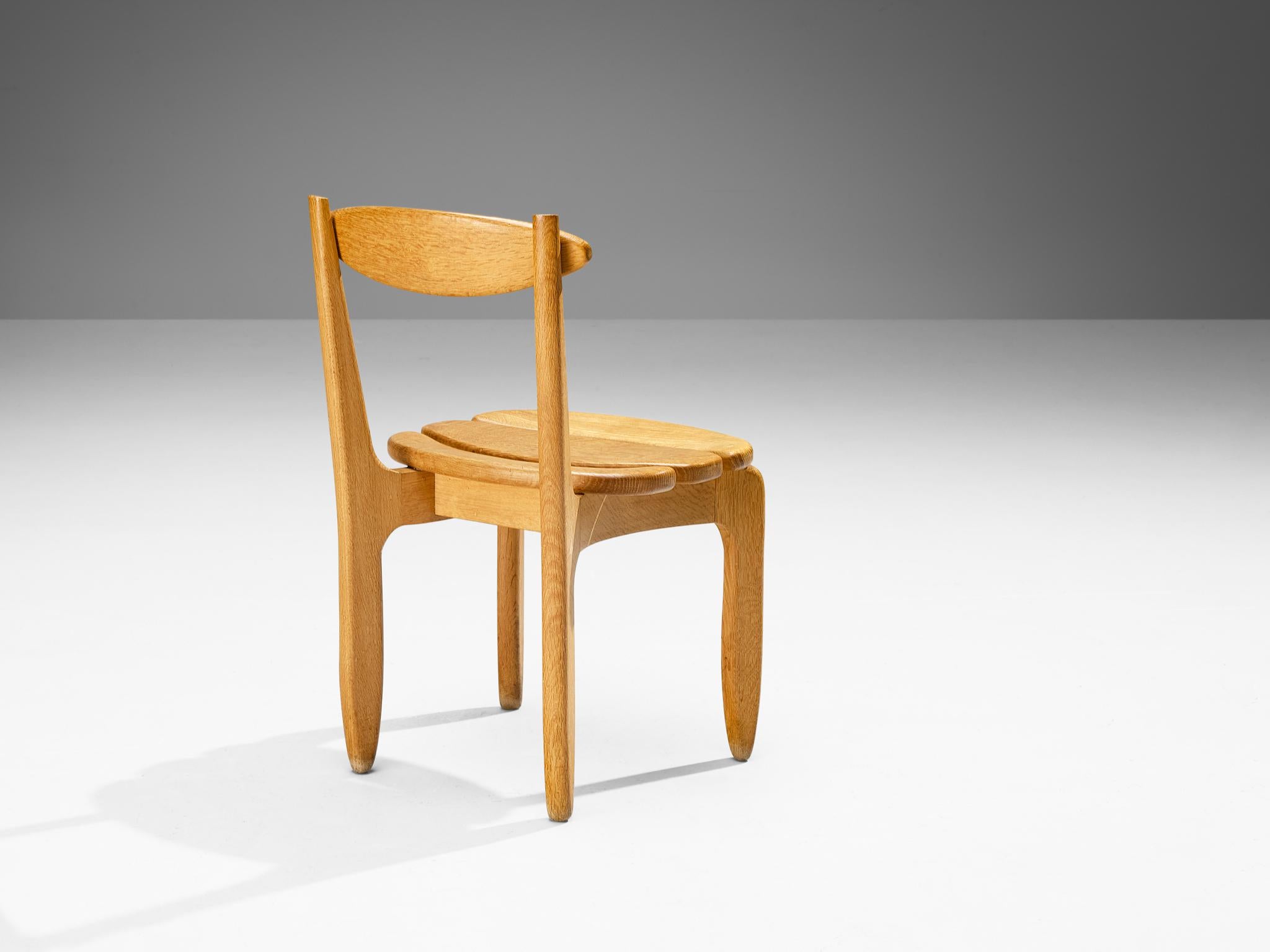 Milieu du XXe siècle Guillerme & Chambron - Ensemble de douze chaises de salle à manger en chêne massif en vente
