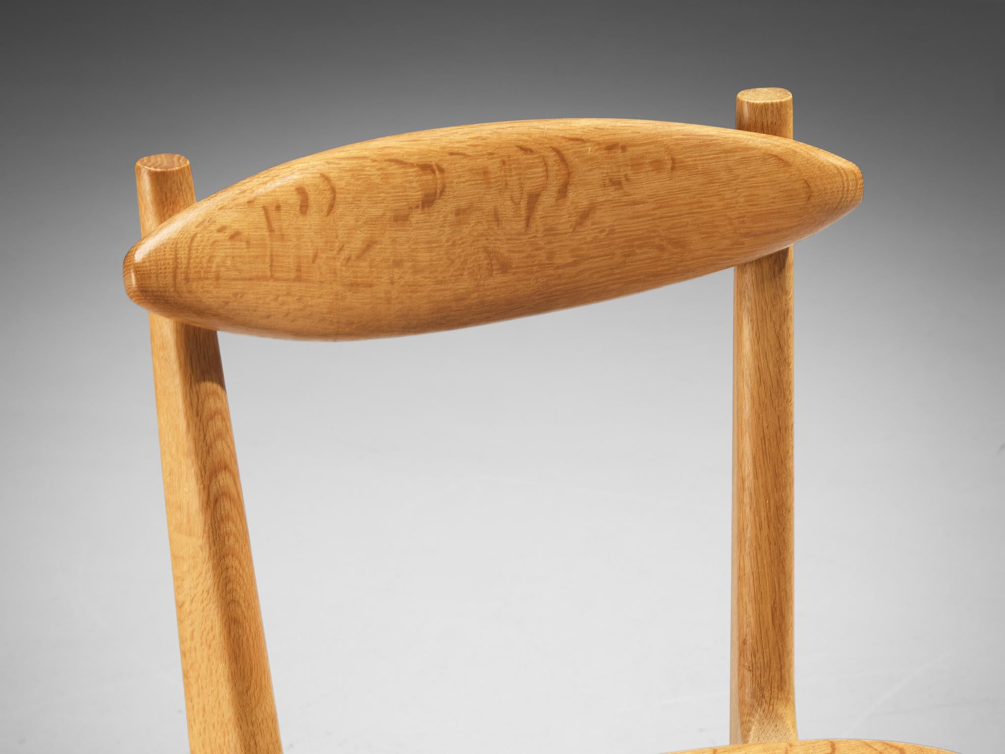 Chêne Guillerme & Chambron - Ensemble de douze chaises de salle à manger en chêne massif en vente