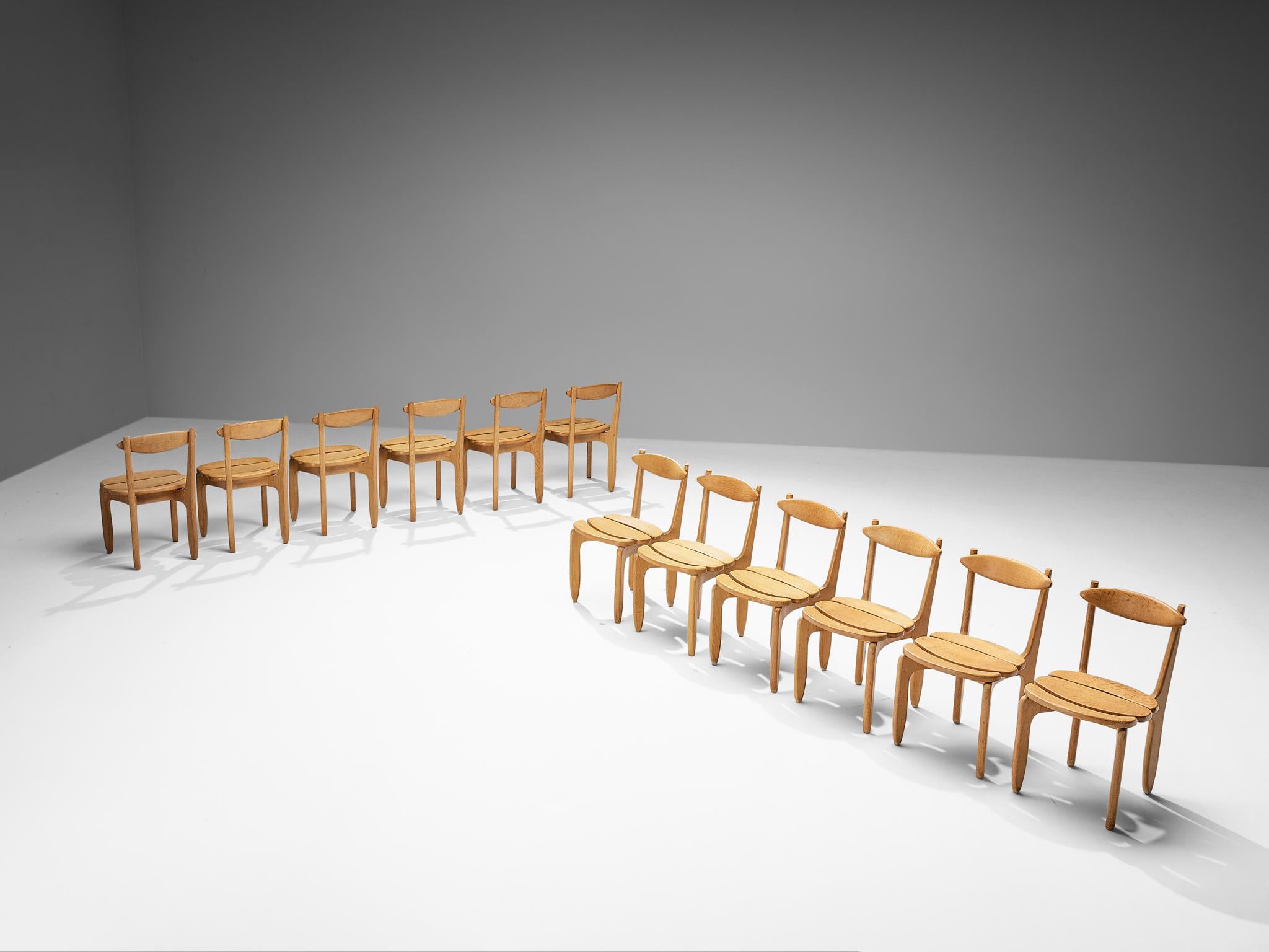 Guillerme & Chambron - Ensemble de douze chaises de salle à manger en chêne massif en vente 1