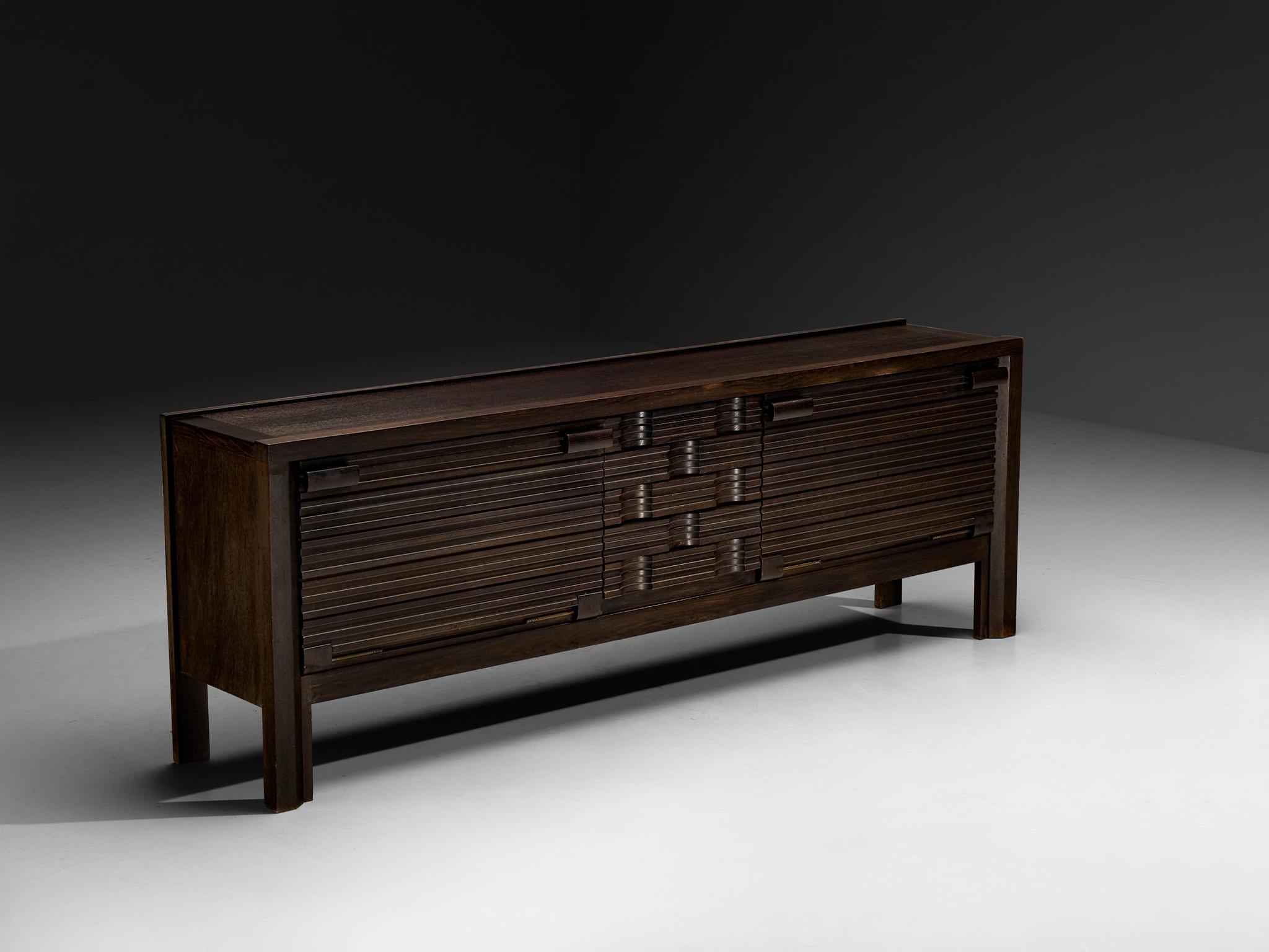 Guillerme et Chambron pour Votre Maison, buffet, chêne, France, 1960s

Cette grande crédence est conçue par le célèbre duo de designers français Guillerme et Chambron. Le design présente trois portes composées de structures en chêne saillantes et