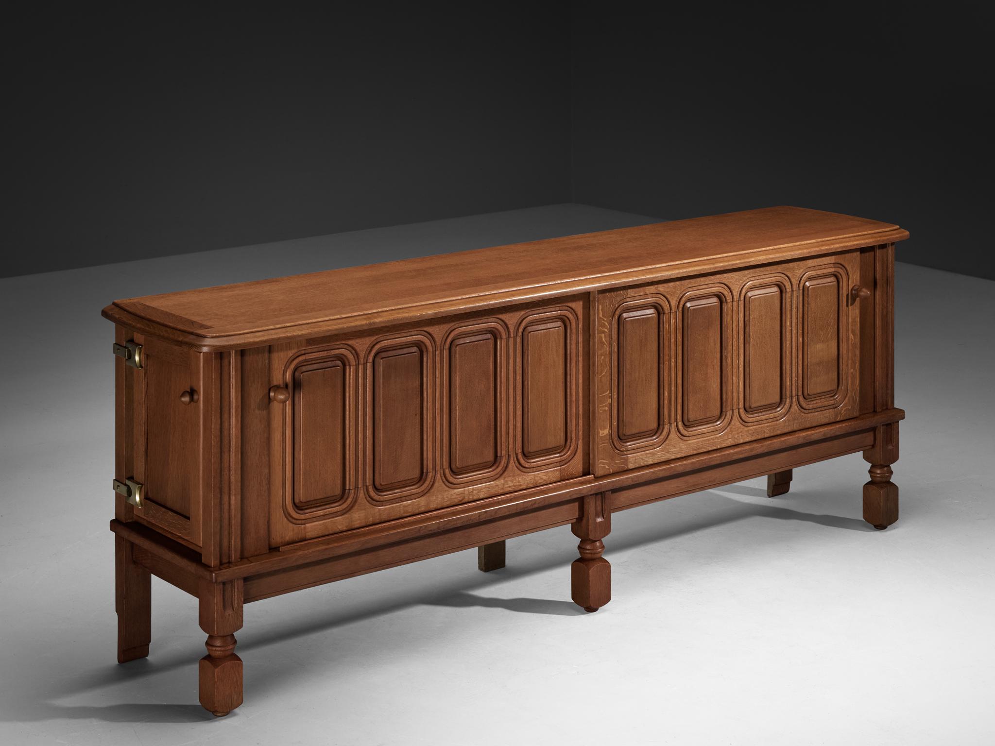 Guillerme et Chambron pour Votre Maison, buffet, chêne, France, années 1960.

Ce charmant buffet est réalisé par le duo de designers Guillerme & Chambron. Ce modèle particulier se caractérise par une construction solide avec de belles lignes