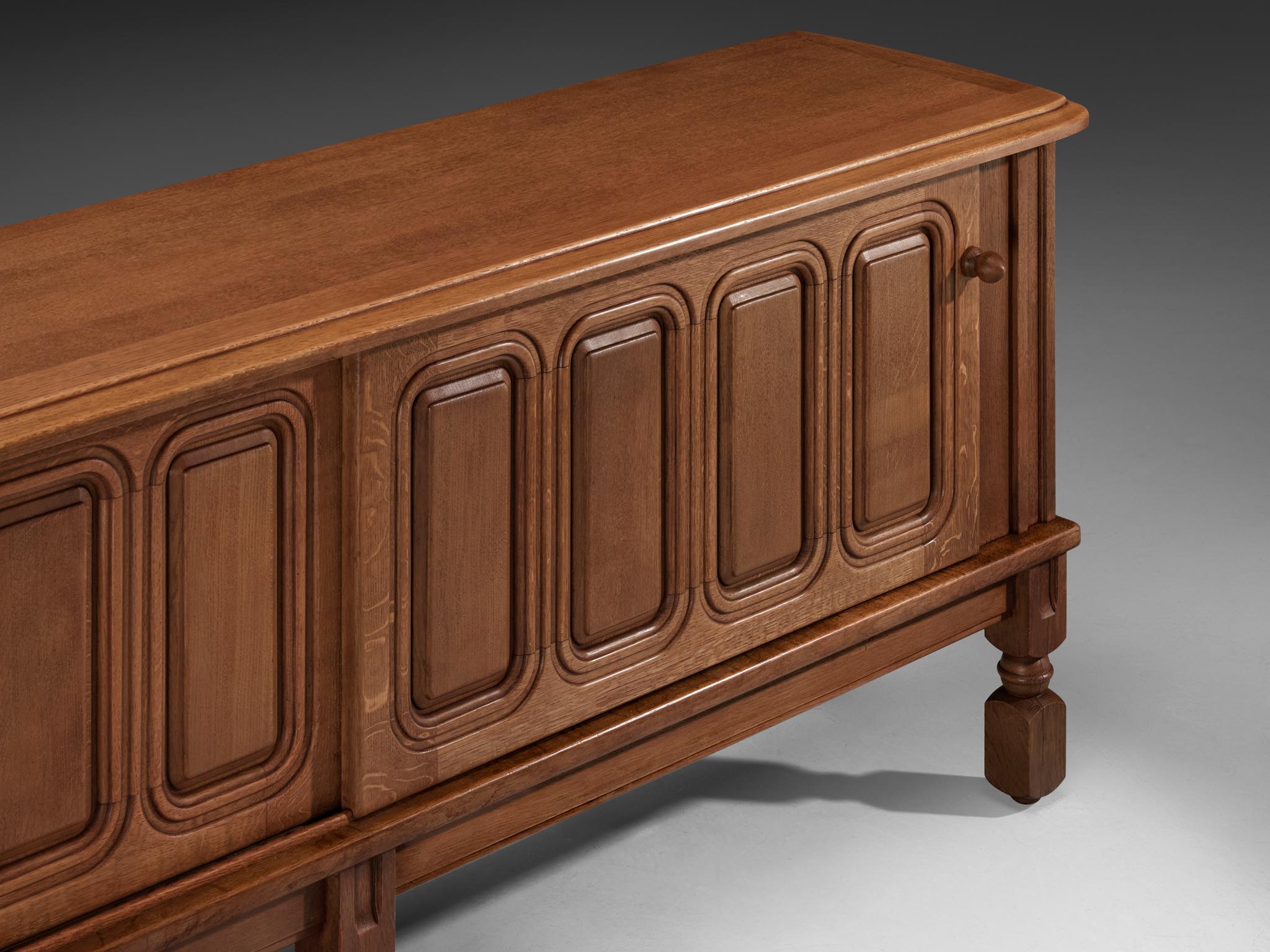 Mid-Century Modern Buffet Guillerme & Chambron en chêne et laiton en vente