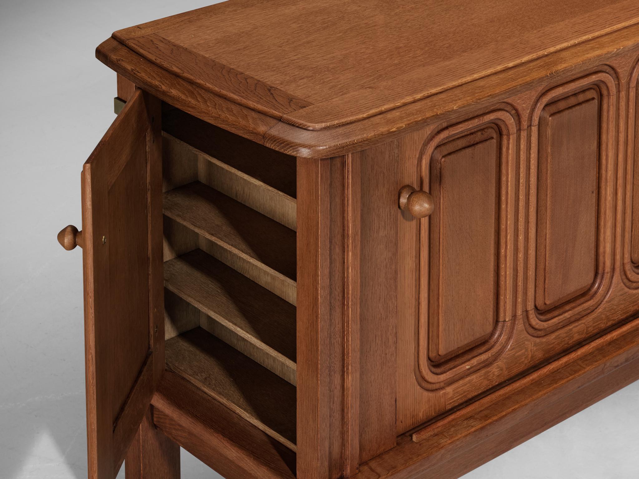 Buffet Guillerme & Chambron en chêne et laiton en vente 1