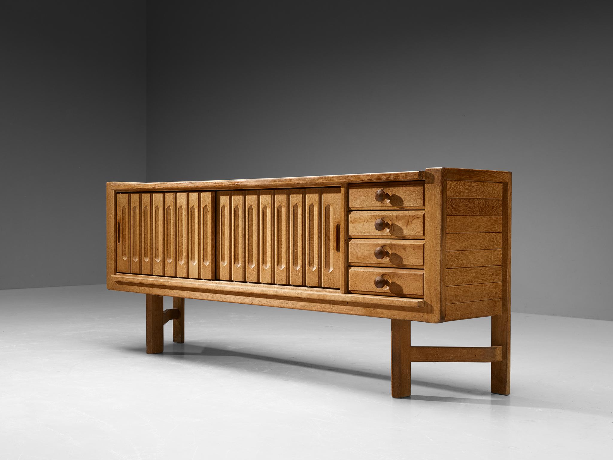 Guillerme et Chambron for Votre Maison, sideboard, oak, France, 1960s

This functional credenza is based on a well-designed structure where aesthetics and functionally come hand in hand. The front holds the characteristics of the French designer