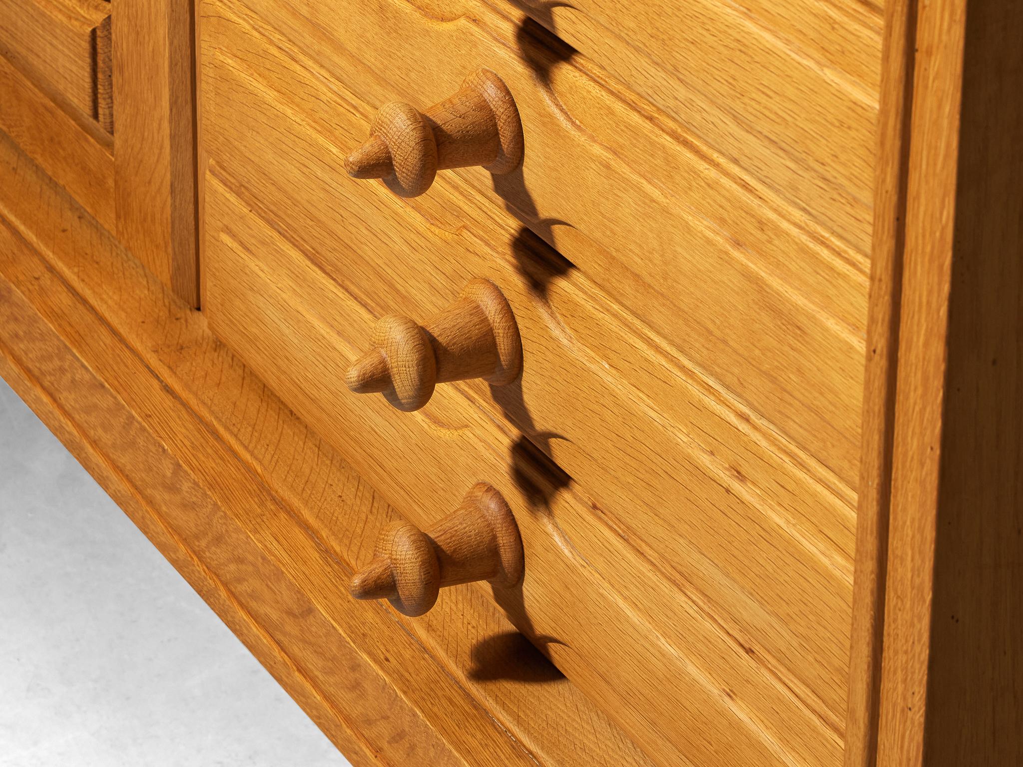 Mid-Century Modern Buffet Guillerme & Chambron en chêne massif et céramique blanche en vente