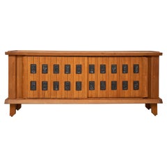 Guillerme & Chambron Sideboard aus massivem Eichenholz mit schwarzen Keramikfliesen