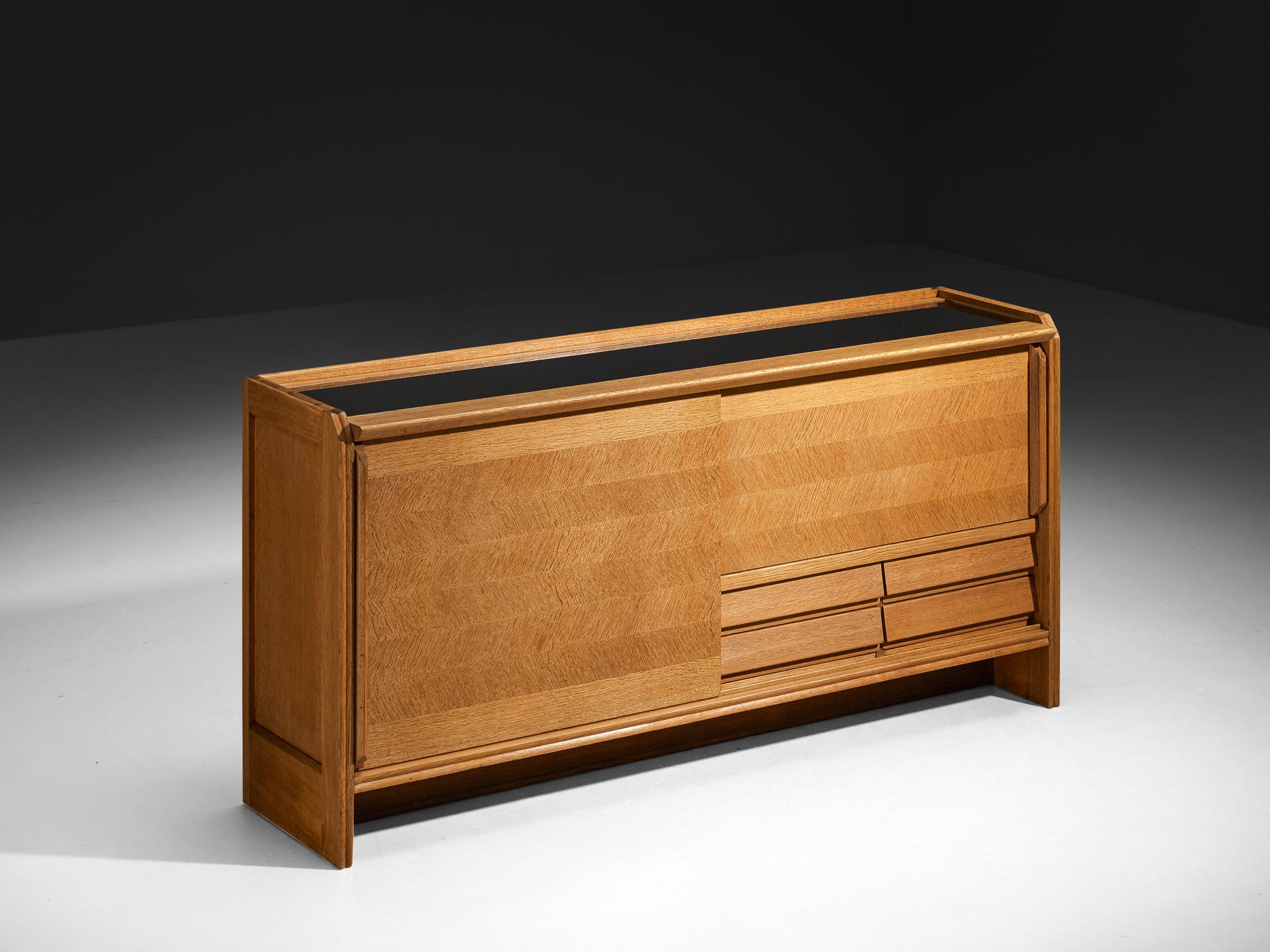 Guillerme et Chambron pour Votre Maison, buffet, chêne massif, verre, France, années 1960

Un buffet élégant créé par le duo de designers français Guillerme et Chambron. La pièce se distingue par son allure graphique, soulignée par les motifs