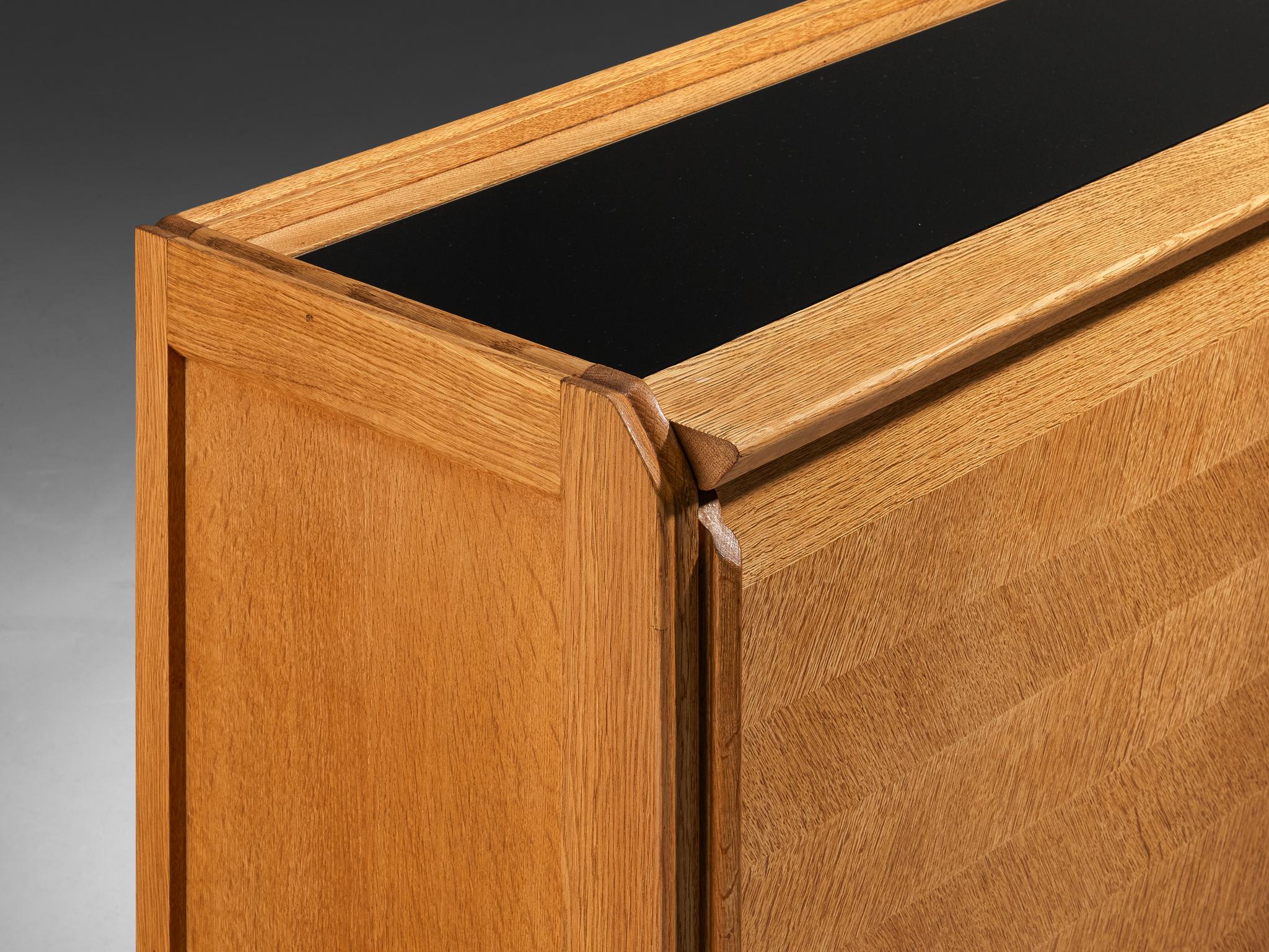 Mid-Century Modern Buffet Guillerme & Chambron en chêne massif avec portes coulissantes