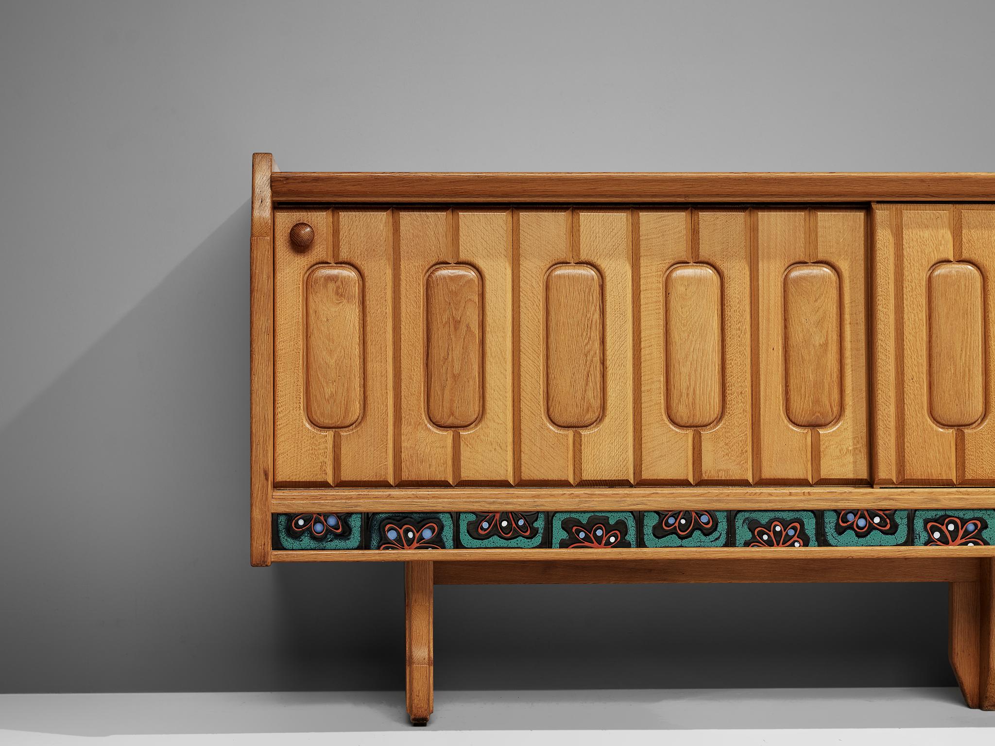 Guillerme & Chambron 'Simon' Sideboard in Oak with Ceramics  In Good Condition For Sale In Waalwijk, NL