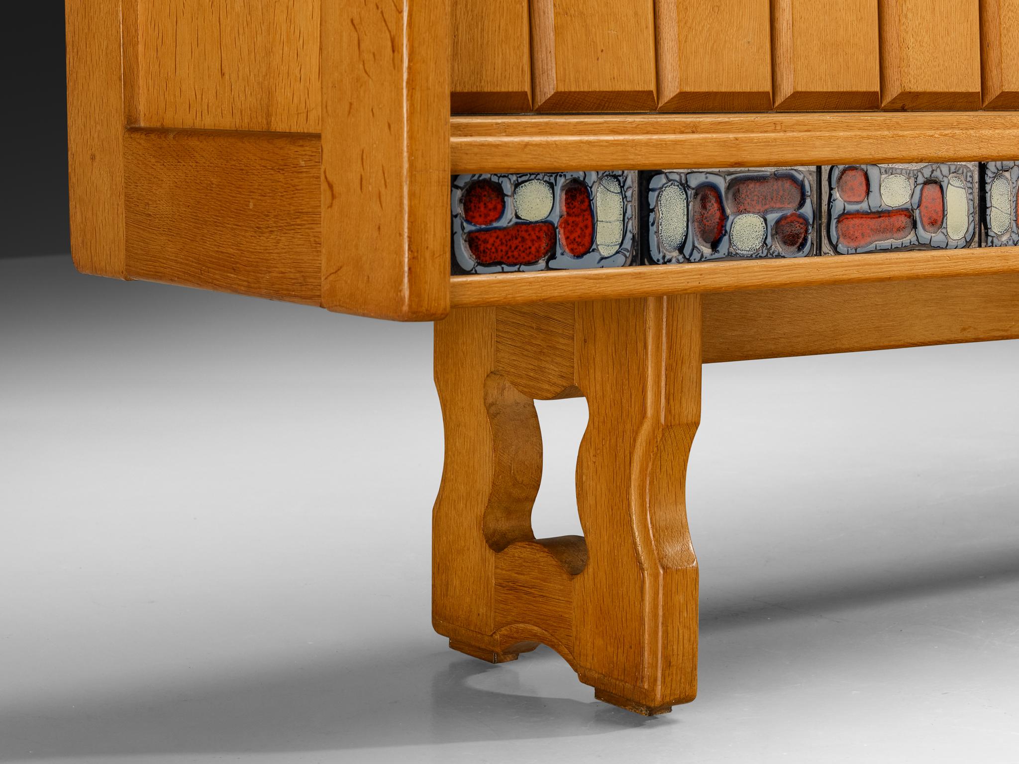 Guillerme & Chambron: Sideboard „Simon“ aus massiver Eiche und Keramik im Angebot 1