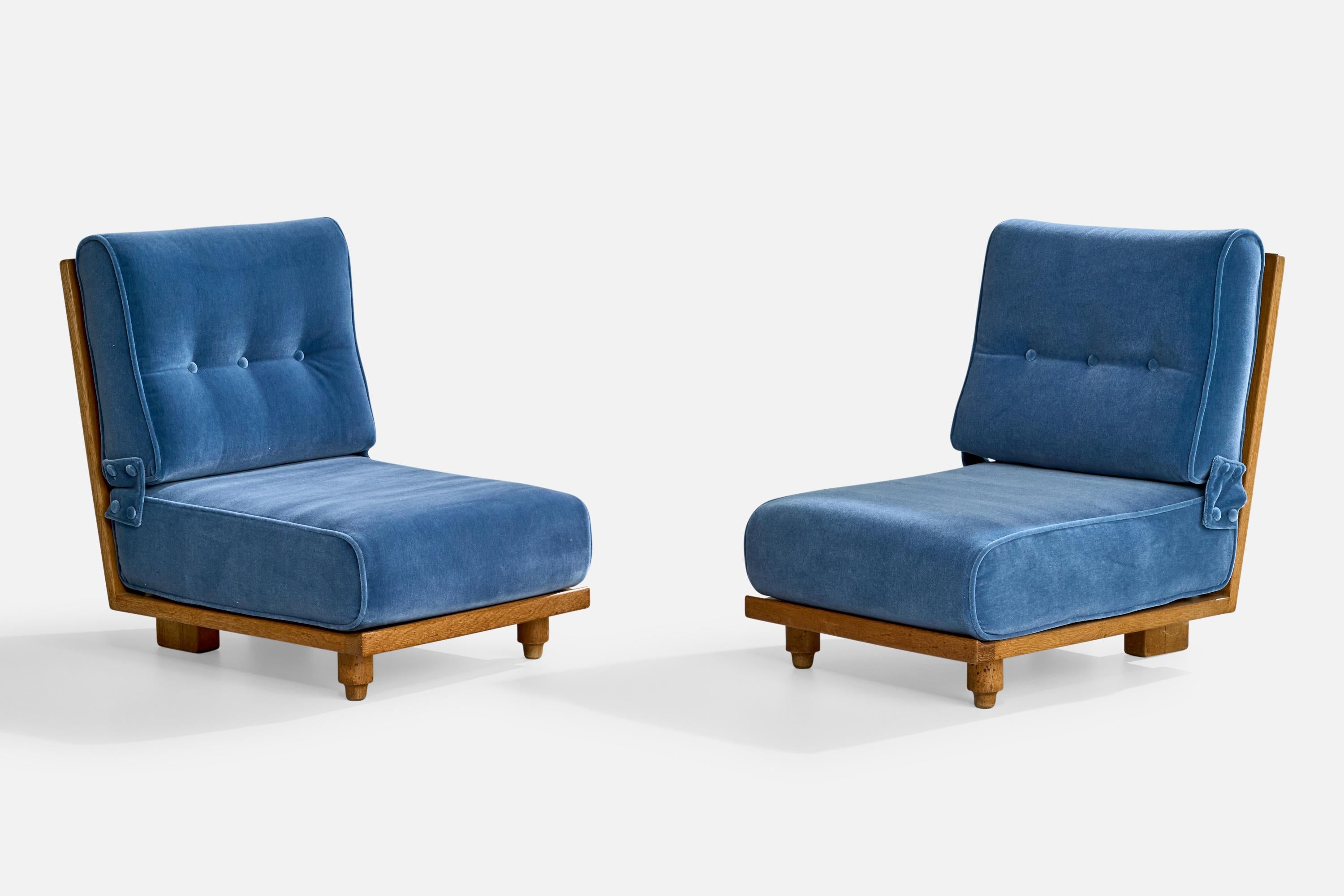 Coppia di sedie a sdraio in mohair blu e quercia disegnate e prodotte da Guillerme & Chambron, Francia, anni '50 circa.

Rivestito in mohair nuovo di zecca.

Dimensioni (pollici): 32,65