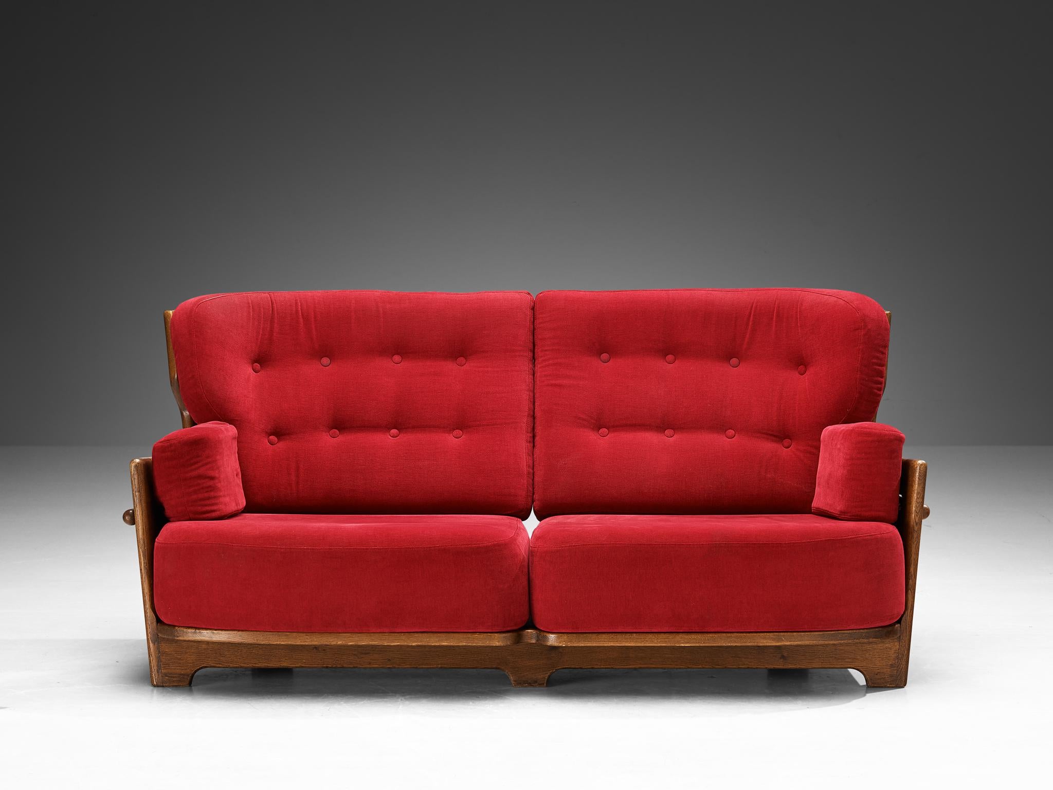 Guillerme & Chambron Sofa „Denis“ aus massiver Eiche und rot-rosa Samt  (Mitte des 20. Jahrhunderts) im Angebot
