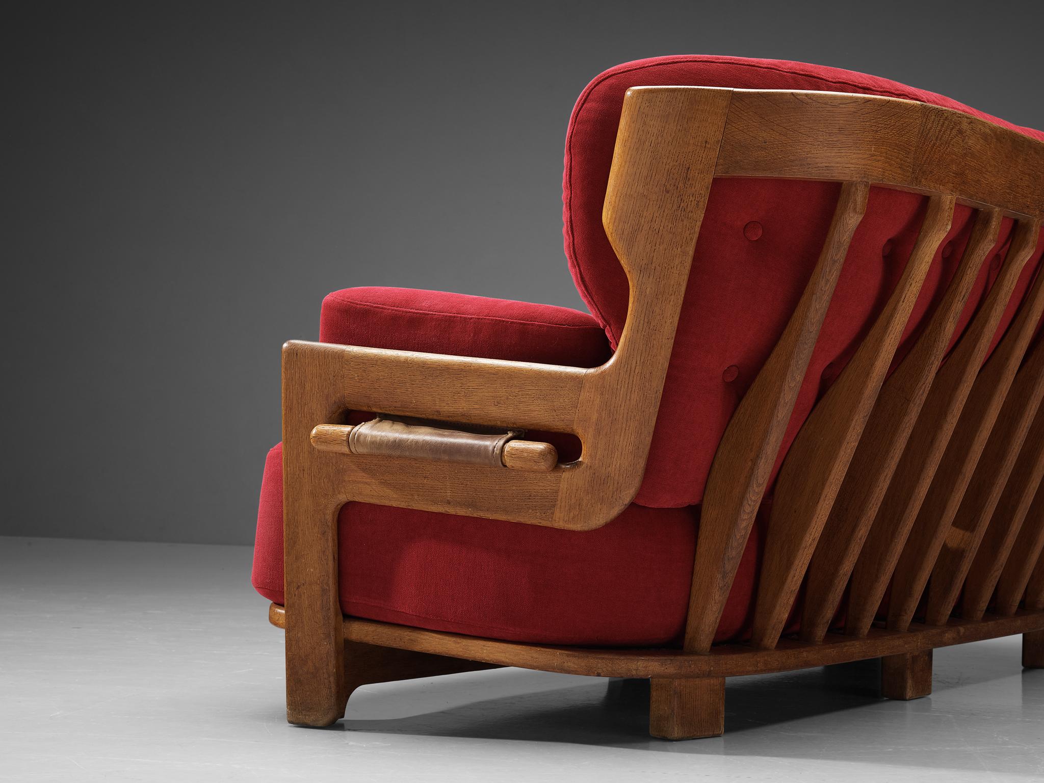 Guillerme & Chambron Sofa „Denis“ aus massivem Eichenholz und rotem Samt (Mitte des 20. Jahrhunderts) im Angebot
