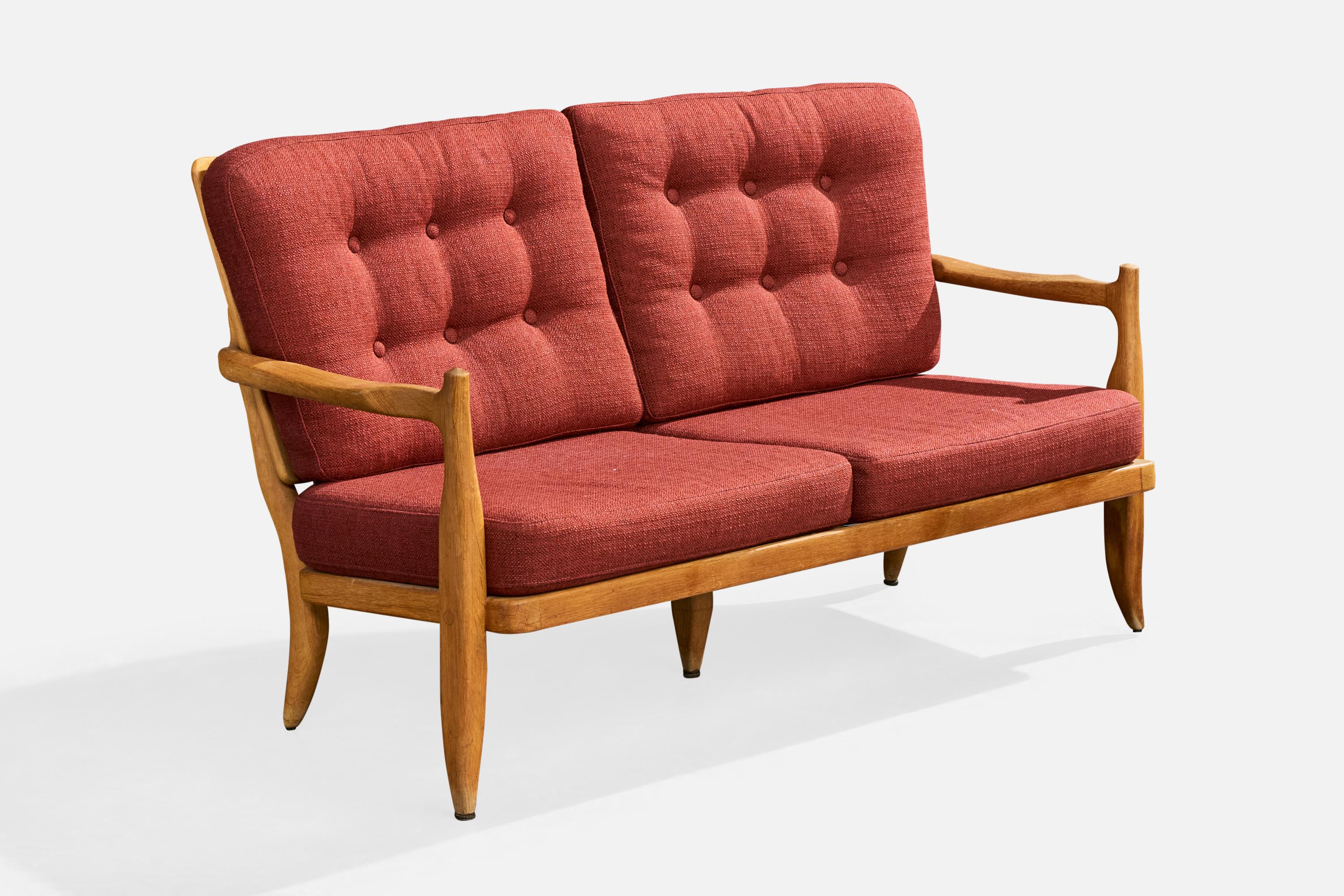 Ein rotes Sofa aus Stoff und Eichenholz, entworfen von Robert Guillerme und Jacques Chambron und hergestellt von Votre Maison, Frankreich, 1950er Jahre.

Stoff in gutem Zustand.

Gesamtabmessungen (Zoll): 34,0 