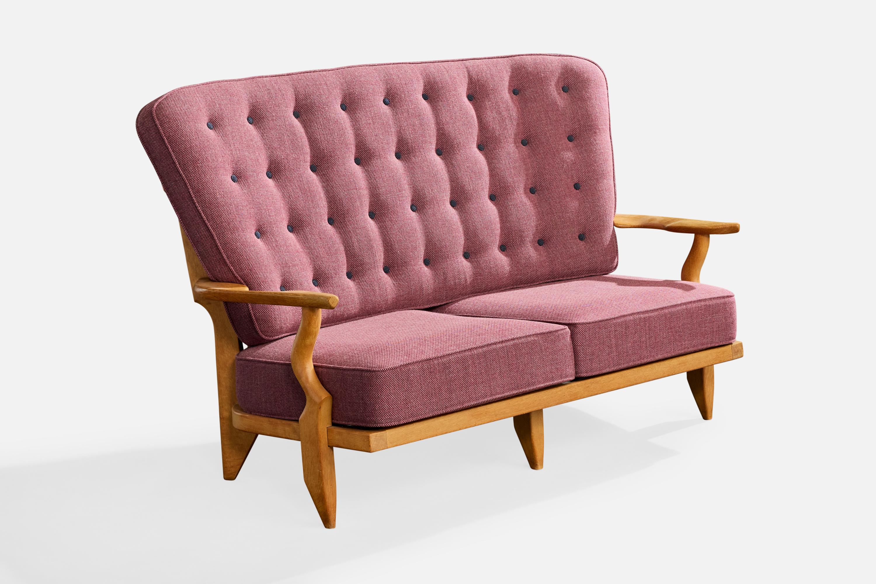 Lila Sofa aus Stoff und Eiche, entworfen von Robert Guillerme und Jacques Chambron, hergestellt von Votre Maison, Frankreich, 1950er Jahre.

Stoff in gutem Zustand.

Gesamtabmessungen (Zoll): 40,5 