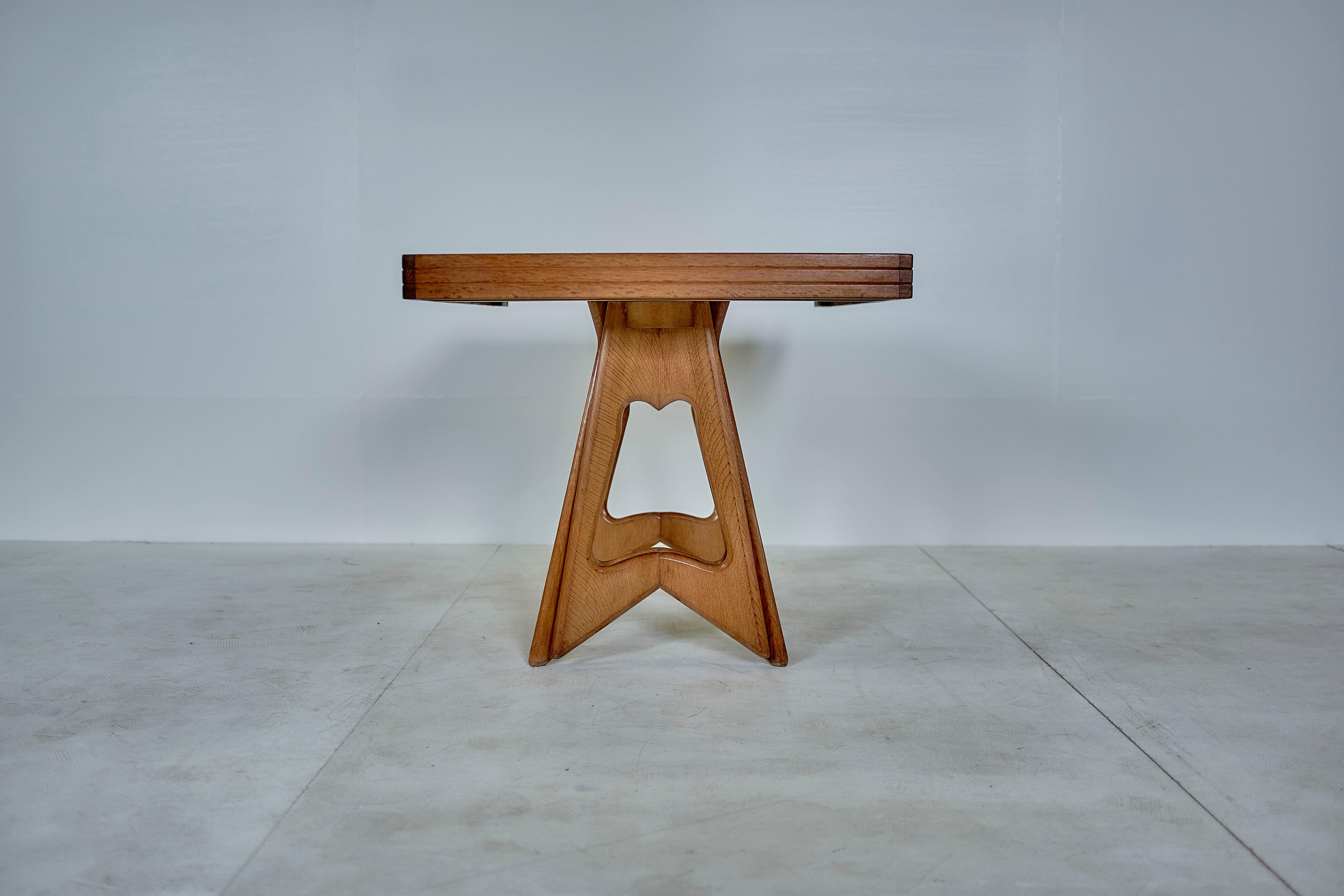 Guillerme & Chambron Solid Oak and Marquetry Extendable Dining Table, 1960 In Good Condition For Sale In Milan, IT