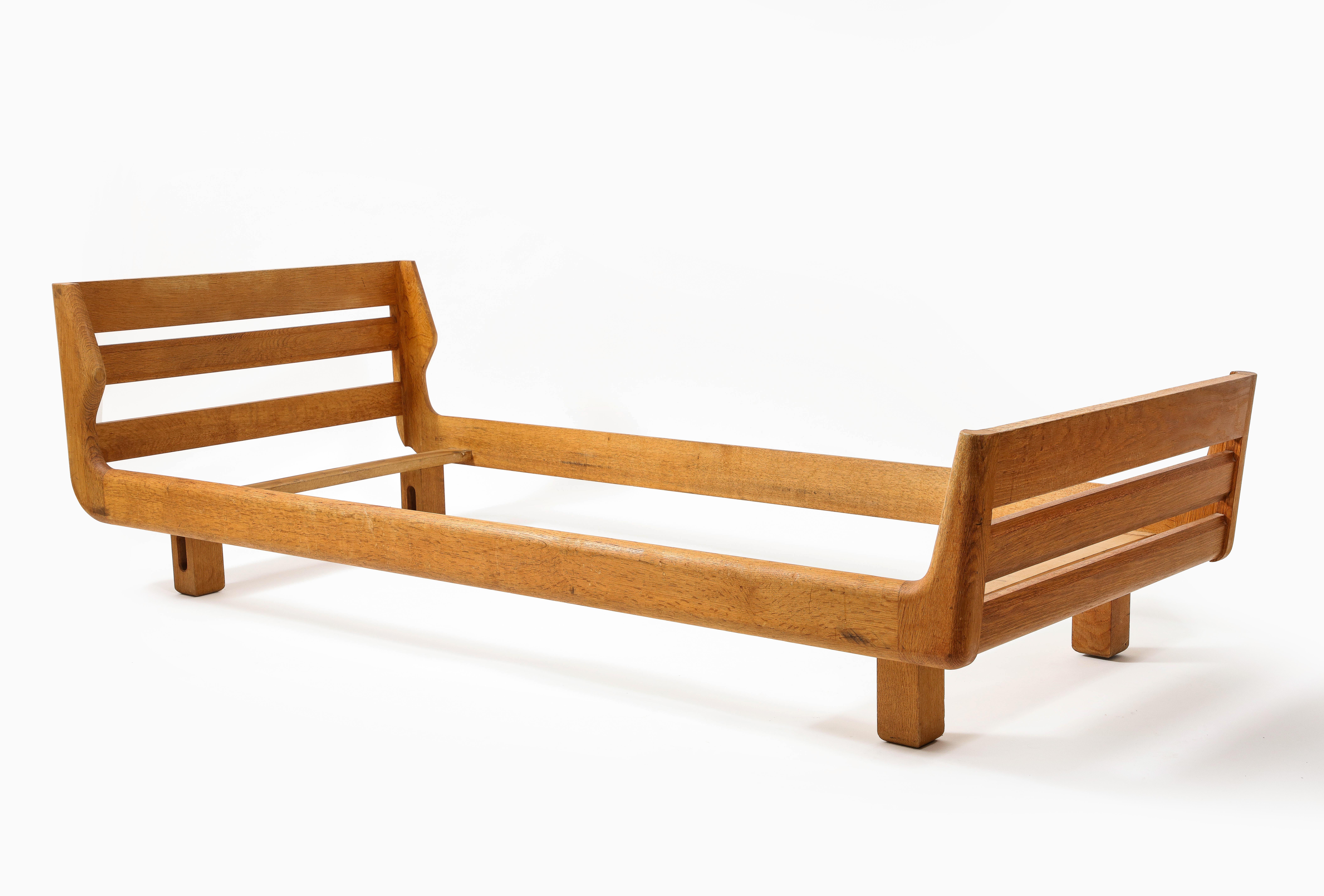 Mid-Century Modern Guillerme & Chambron Solid Oak Daybed, France 1960s For Sale