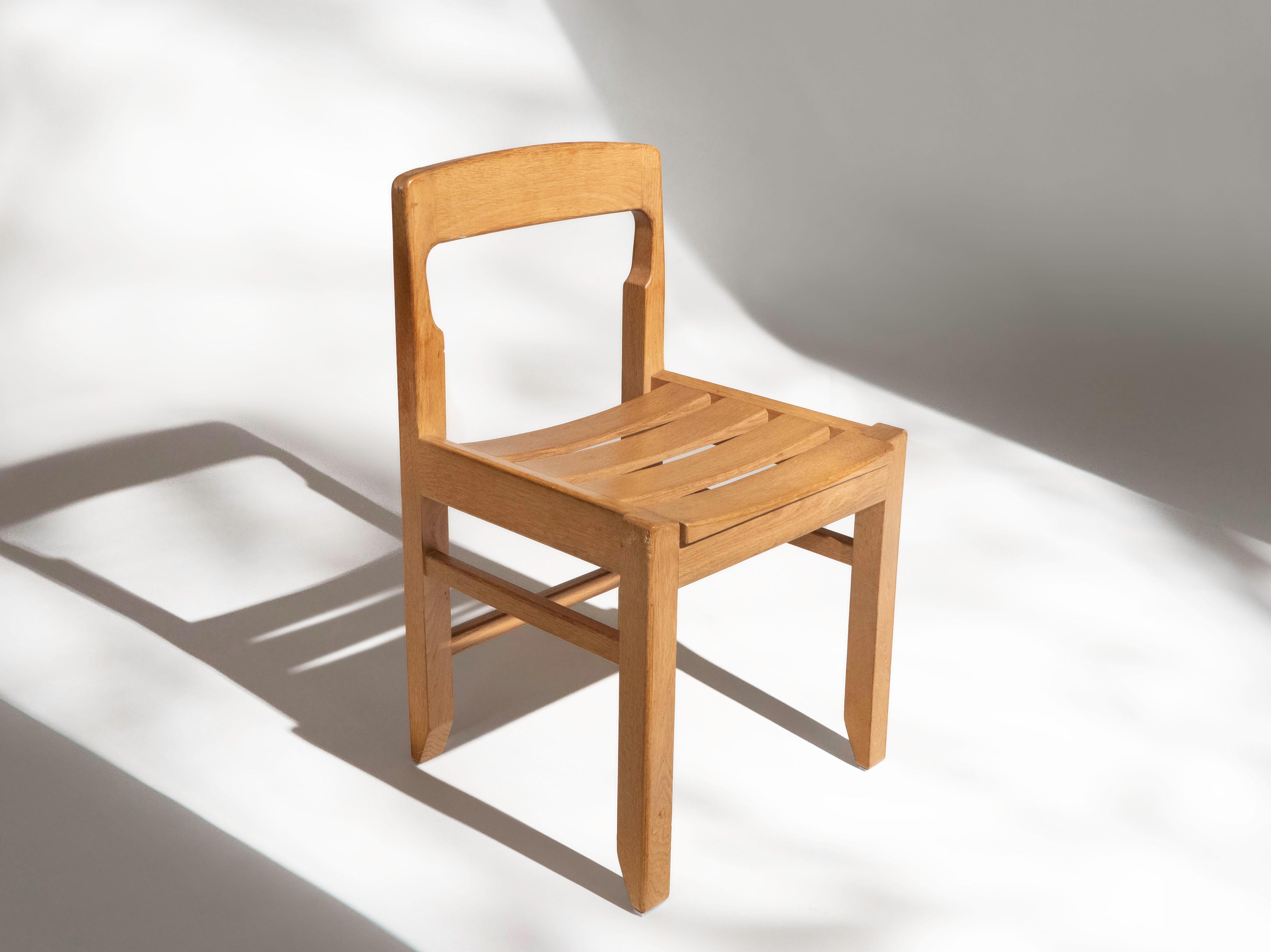Einzelner Esszimmerstuhl aus massiver französischer Eiche vom Designduo Guillerme & Chambron für ihre Firma Votre Maison, Frankreich um 1960/1970.  Der Stuhl ist im Originalzustand und zeigt Patina.  Strukturell gesund und einsatzbereit. 