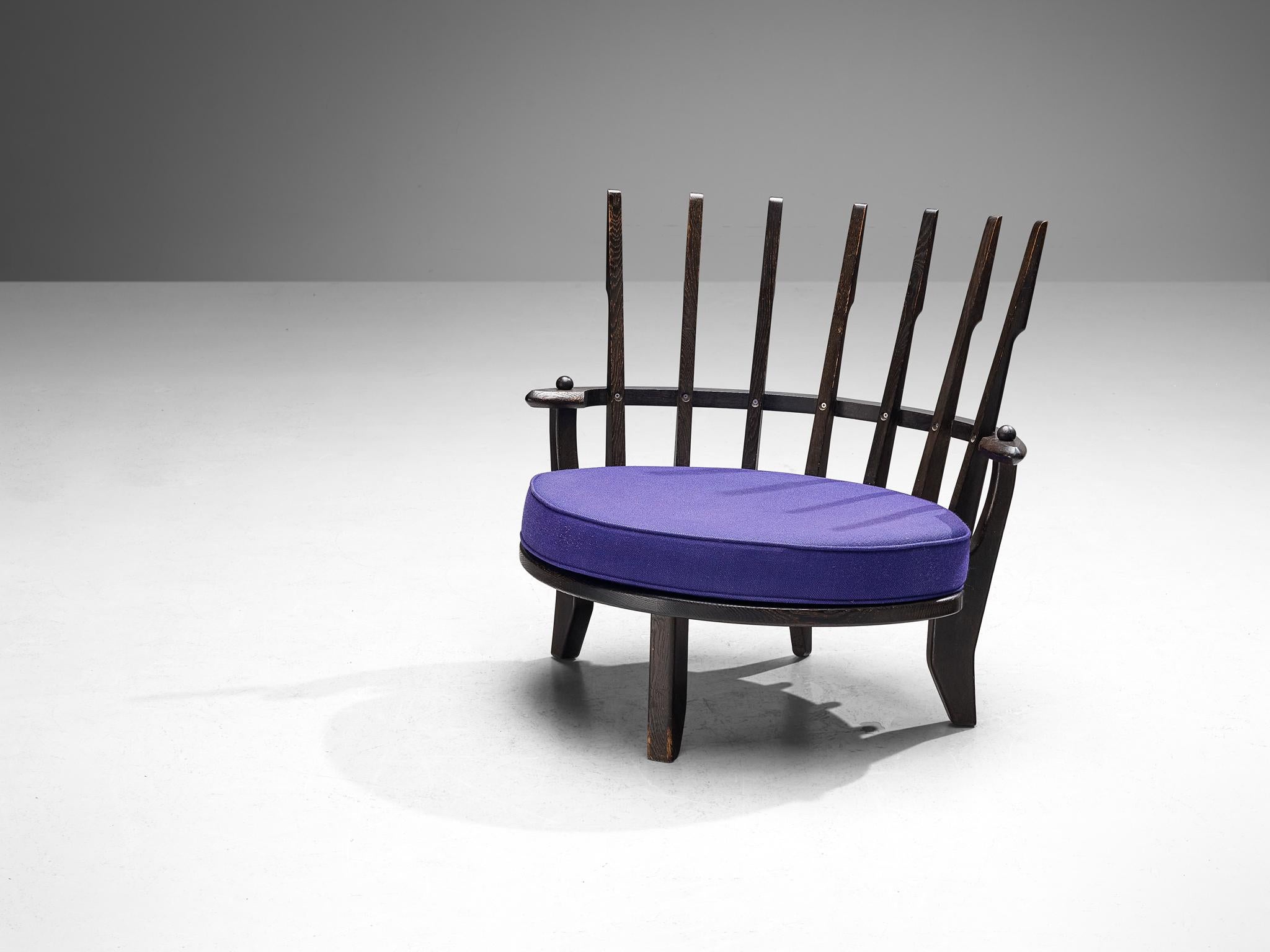 Guillerme et Chambron pour Votre Maison, chaise longue 'Tricoteuse', chêne laqué, laine, France, années 1960

Guillerme & Chambron ont conçu la chaise longue 'Tricoteuse' dans leur matériau de prédilection : le chêne massif. Ce modèle présente des