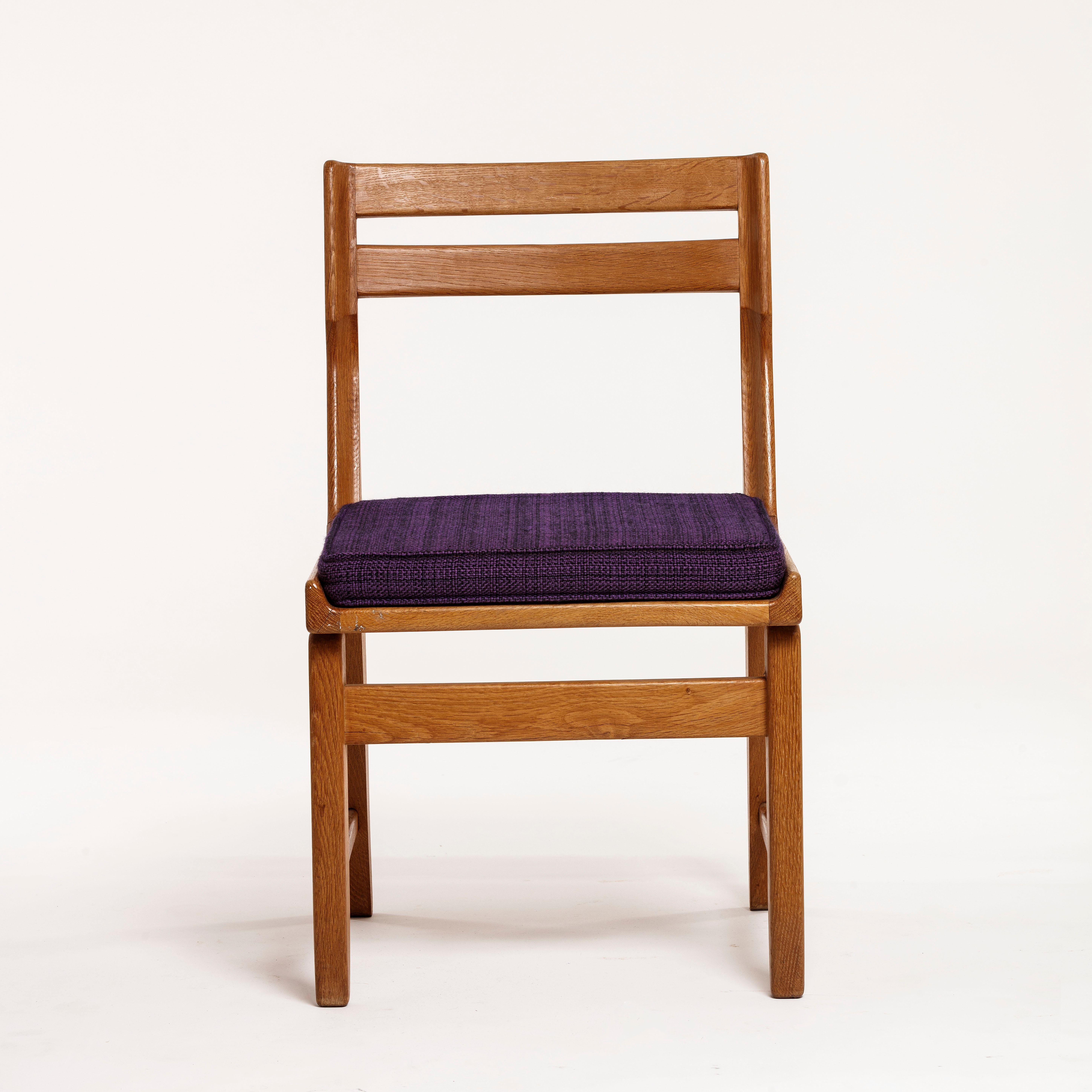 Guillerme et Chambron for Votre Maison, 2 dining chairs, model 'Raphaël', oak, velvet fabric upholstery, France, 1960s

typical traits of the designs by French designer duo Guillerme et Chambron. The frame features two horizontal slats and an