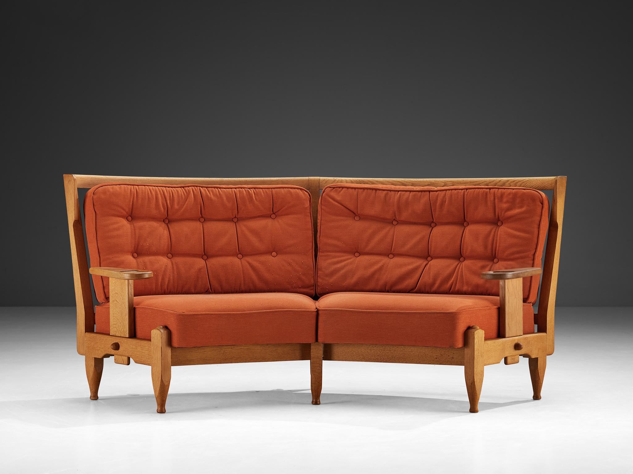 Guillerme & Chambron für Votre Maison, Sofa Véronique, Stoff, Eiche, Frankreich, 1970er

Dieses skulpturale zweisitzige Sofa aus geschnitzter Eiche wurde von Guillerme und Chambron entworfen. Das Design-Duo ist bekannt für seine skulpturalen,
