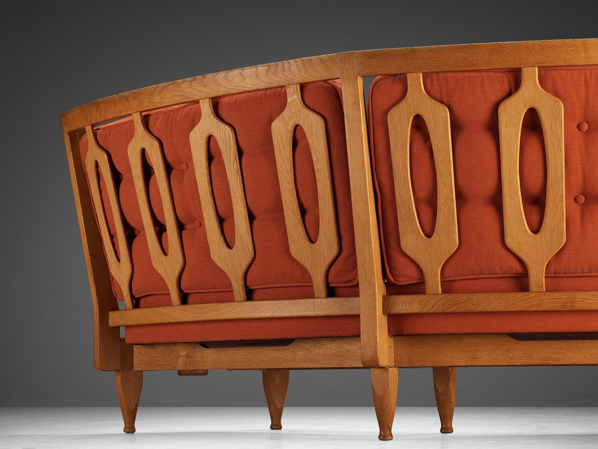 Guillerme & Chambron Véronique Sofa in Eiche und Orange gepolstert (Moderne der Mitte des Jahrhunderts) im Angebot