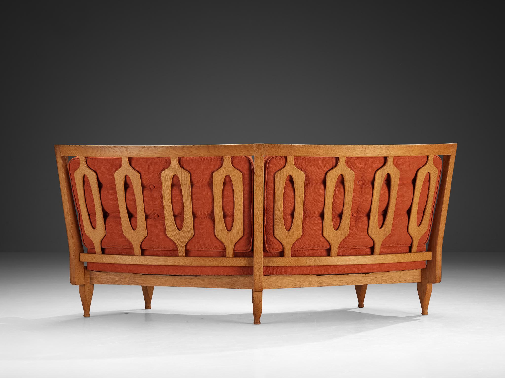 Guillerme & Chambron Véronique Sofa in Eiche und Orange gepolstert (Ende des 20. Jahrhunderts) im Angebot