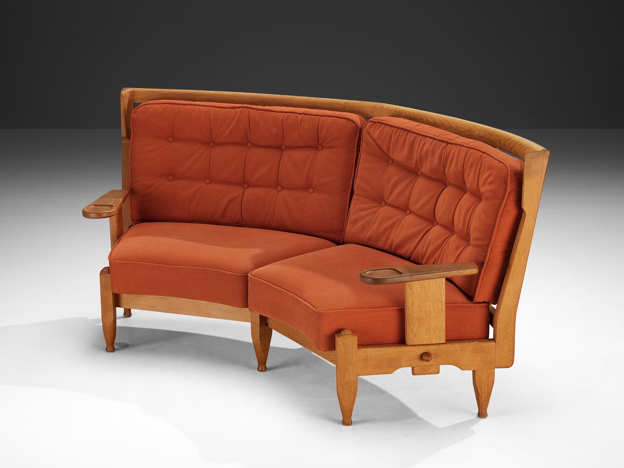 Guillerme & Chambron Véronique Sofa in Eiche und Orange gepolstert im Angebot 1
