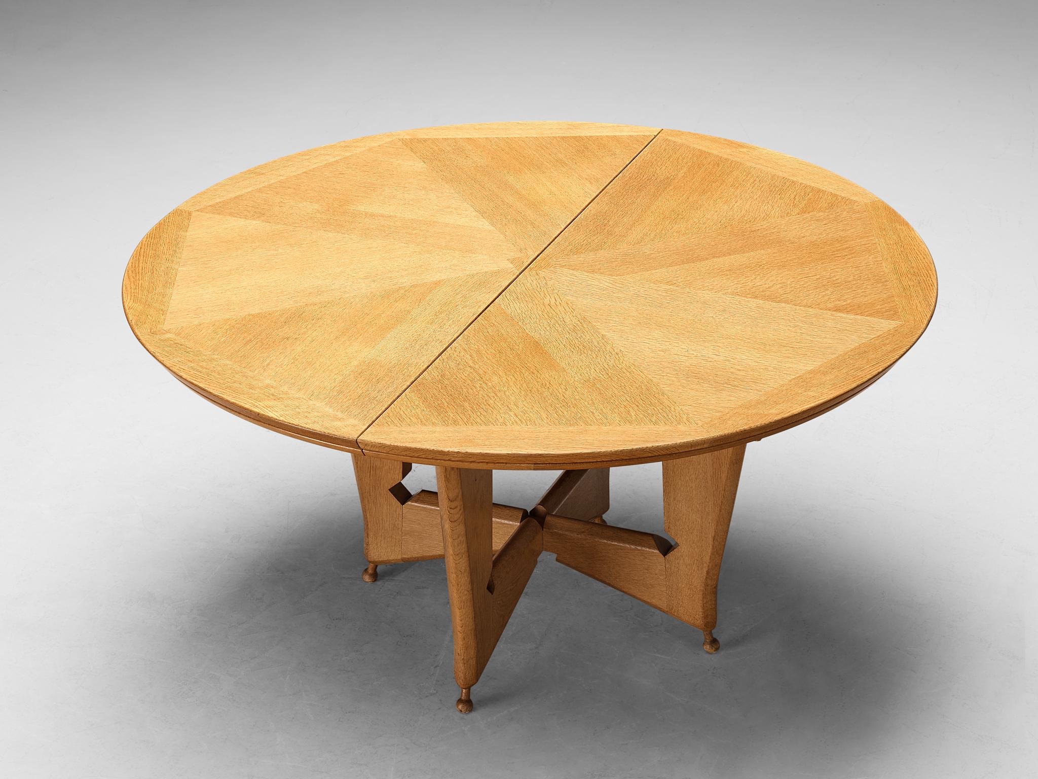 Milieu du XXe siècle Guillerme & Chambron table de salle à manger « Victorine » en chêne en vente