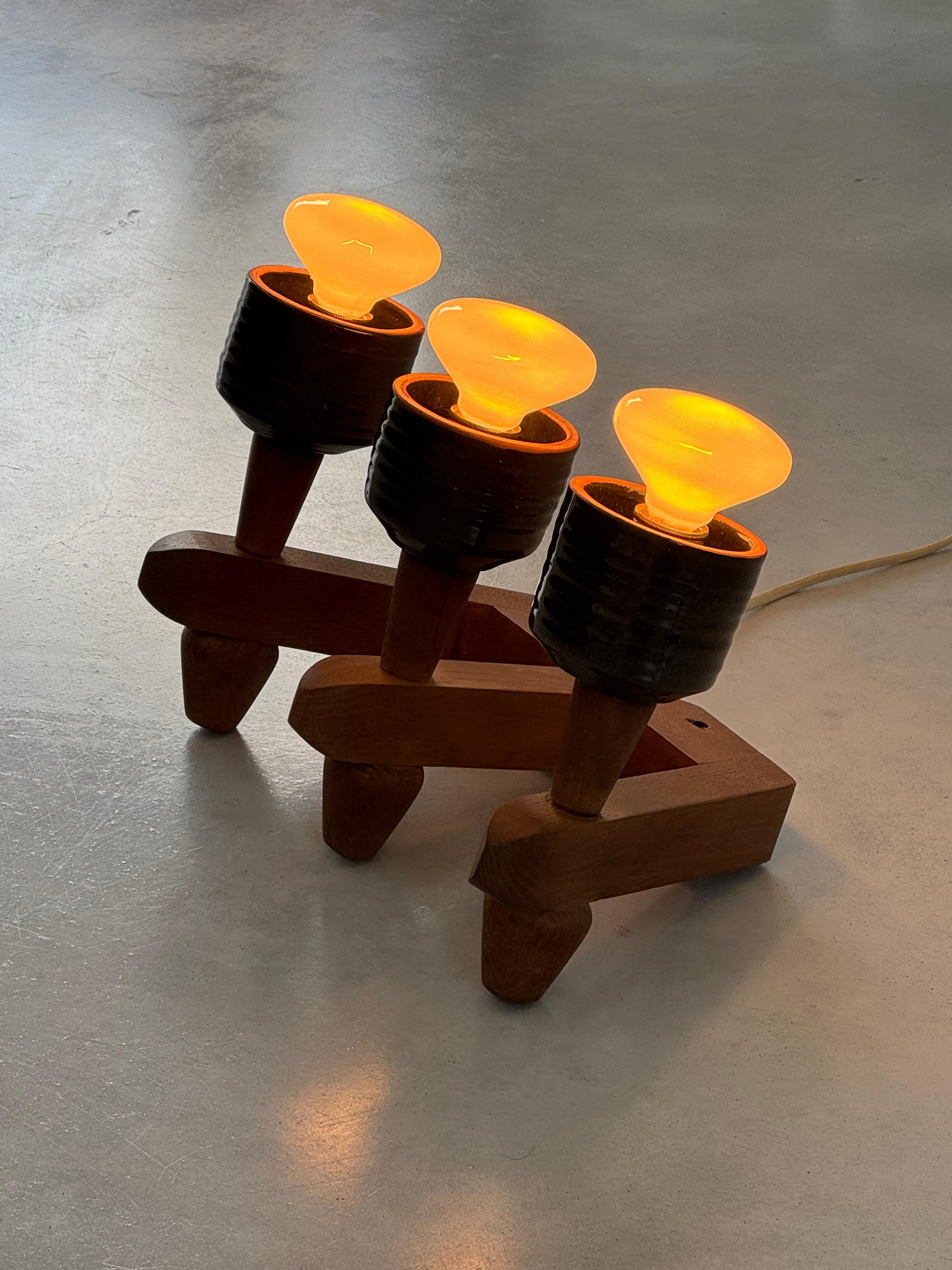 Eine seltene und sammelwürdige Wandleuchte aus der Mitte des Jahrhunderts, entworfen von Robert Guillerme und Jacques Chambron, Ikonen des französischen modernistischen Designs. Aus massivem Eichenholz gefertigt und mit glasierter Keramik des